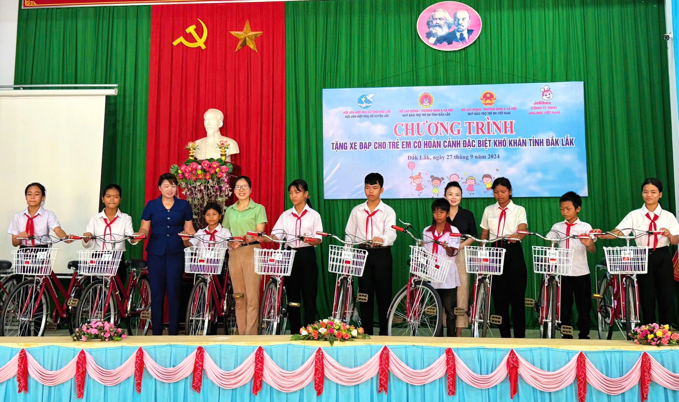 Trao tặng xe đạp cho trẻ em có hoàn cảnh khó khăn tại huyện Lắk