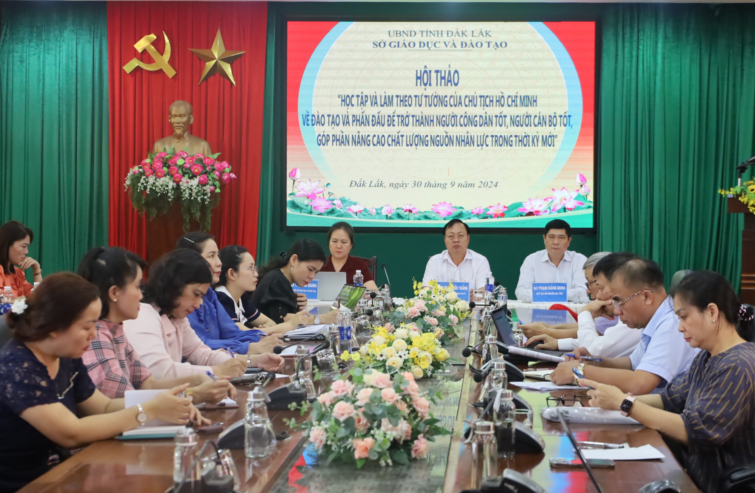 Học tập và làm theo tư tưởng của Chủ tịch Hồ Chí Minh về đào tạo và phấn đấu trở thành người công dân tốt, người cán bộ tốt