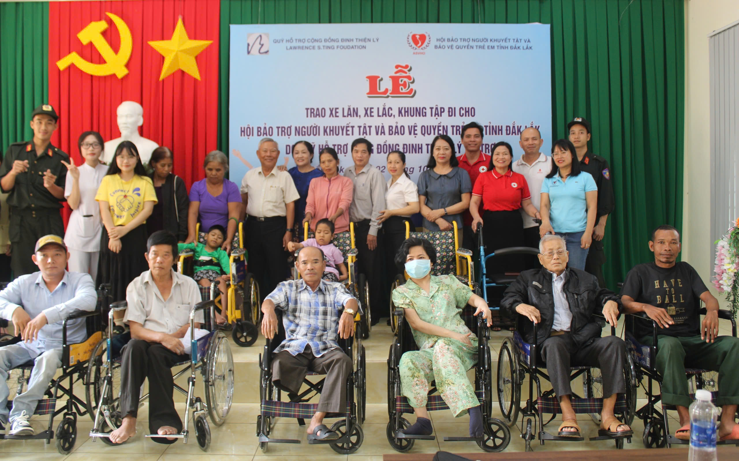 Trao tặng xe lăn, xe lắc, khung tập đi cho người khuyết tật trên địa bàn