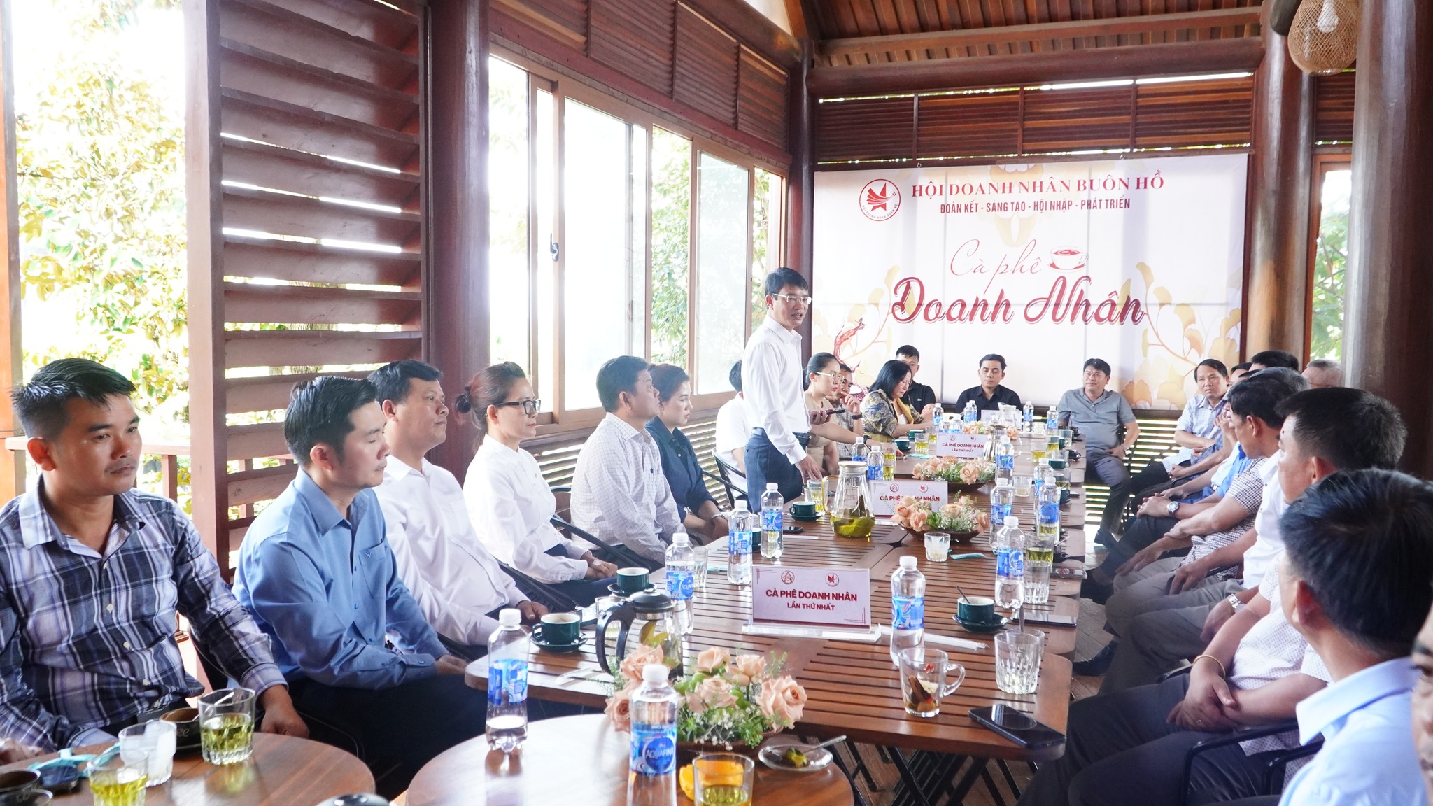 Lãnh đạo UBND Thị xã Buôn Hồ tham dự chương trình cà phê doanh nhân