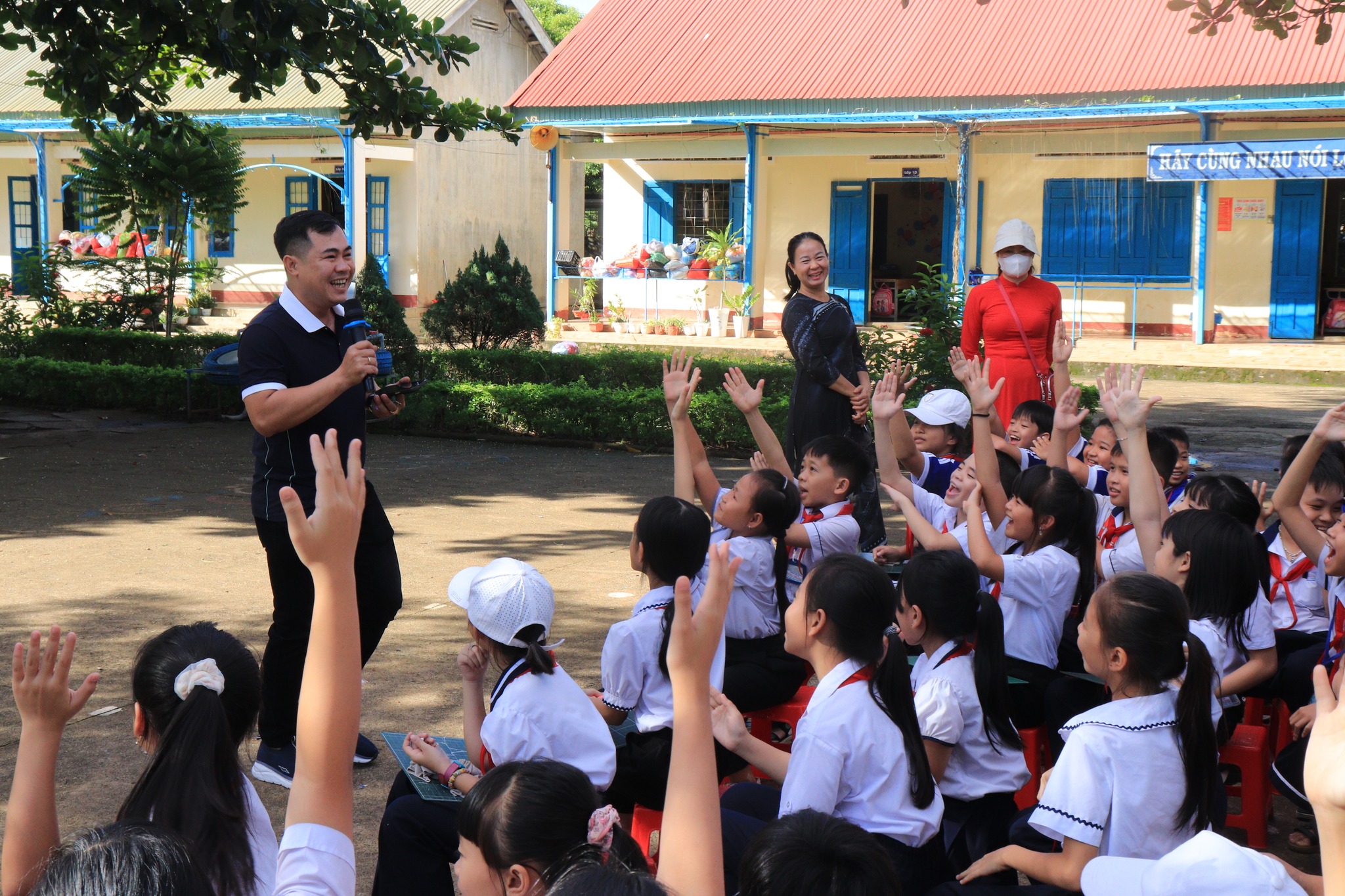 Chương trình “Thư viện lưu động - Ánh sáng tri thức” tại huyện Buôn Đôn