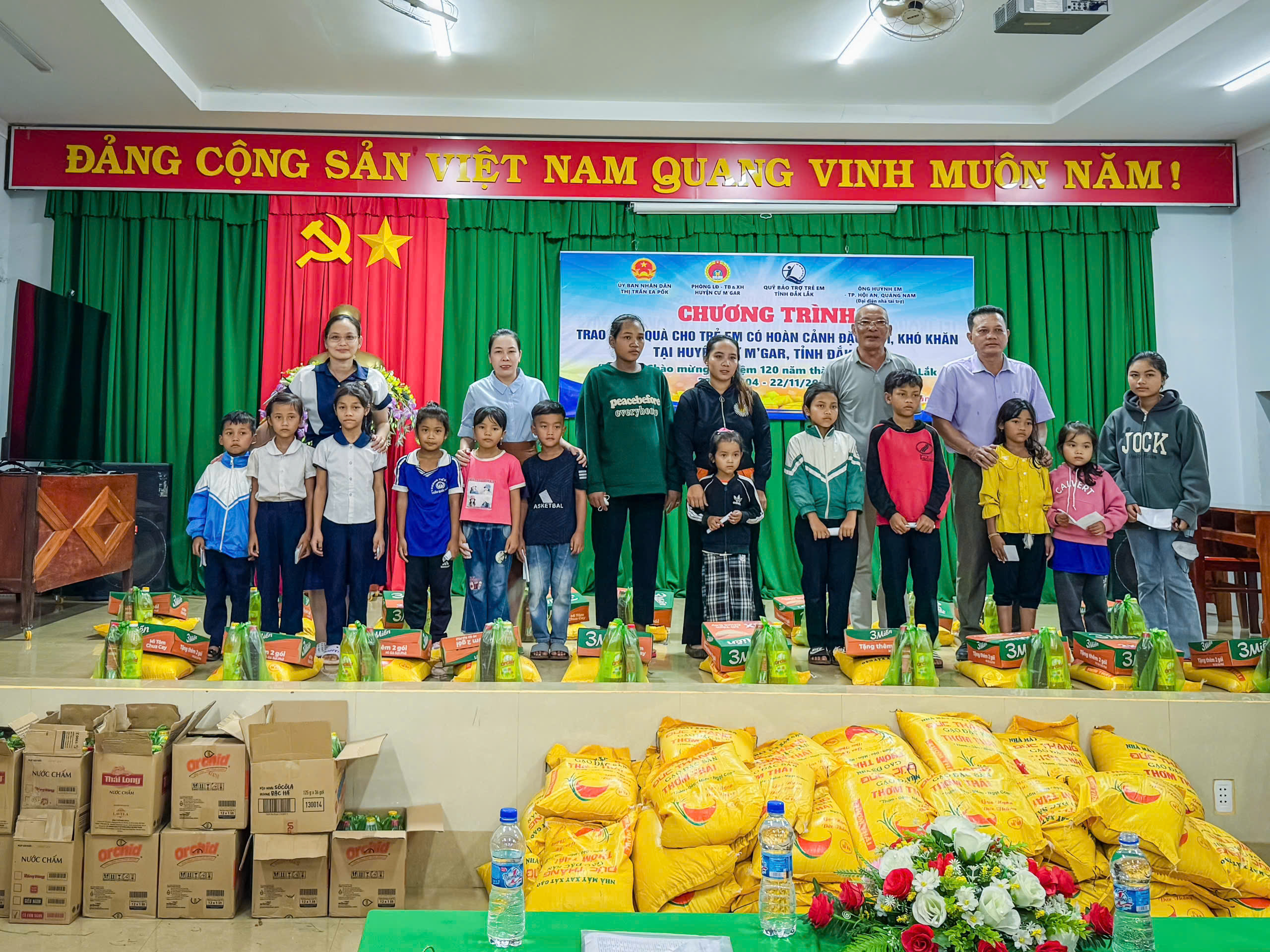 Quỹ Bảo trợ trẻ em  tặng xe đạp, học bổng cho trẻ em có hoàn cảnh khó khăn