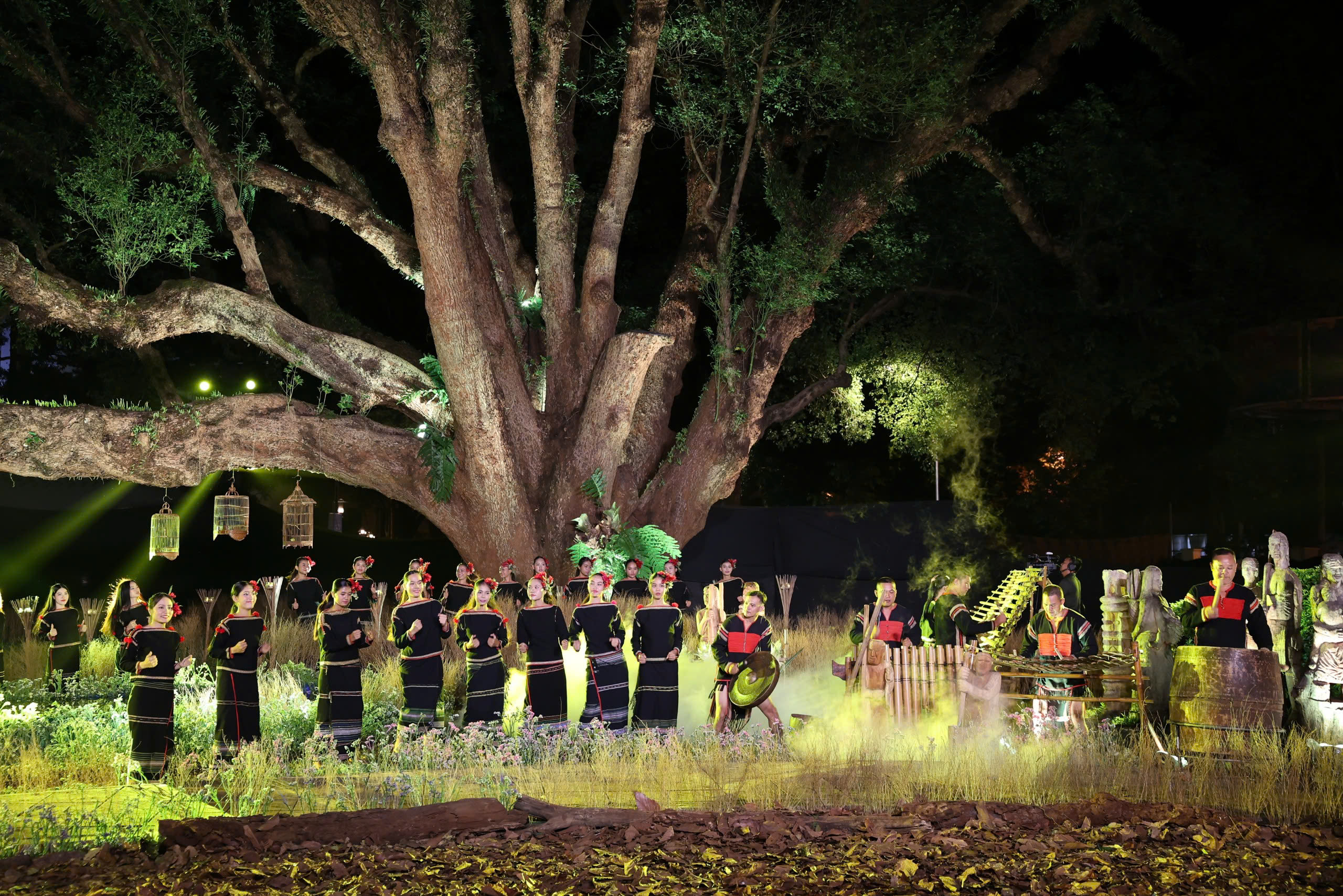 Đặc sắc chương trình nghệ thuật thời trang thổ cẩm truyền thống “Vũ điệu Ban Mê”