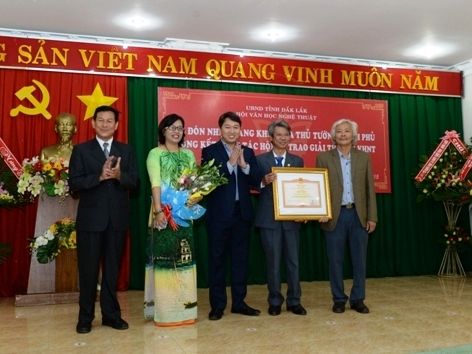 Hội Văn học Nghệ thuật tỉnh đón nhận Bằng khen của Thủ tướng Chính phủ và tổng kết công tác năm 2015.
