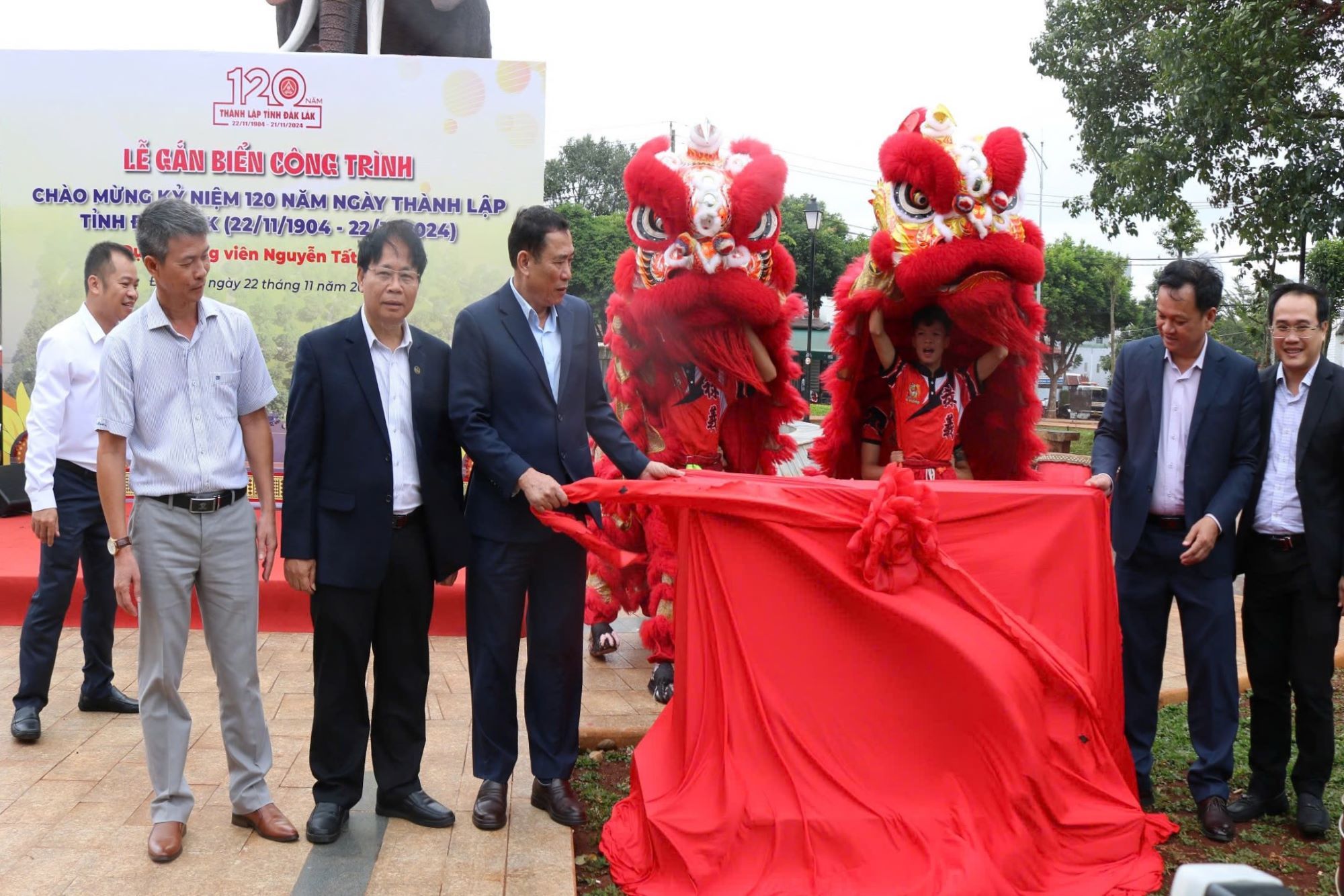 Gắn biển khánh thành Công viên Nguyễn Tất Thành chào mừng kỷ niệm 120 năm Ngày thành lập tỉnh Đắk Lắk