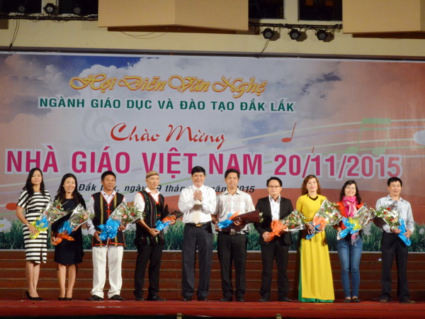 Rực rỡ những sắc màu Hội diễn văn nghệ chào mừng 33 năm Ngày Nhà giáo Việt Nam