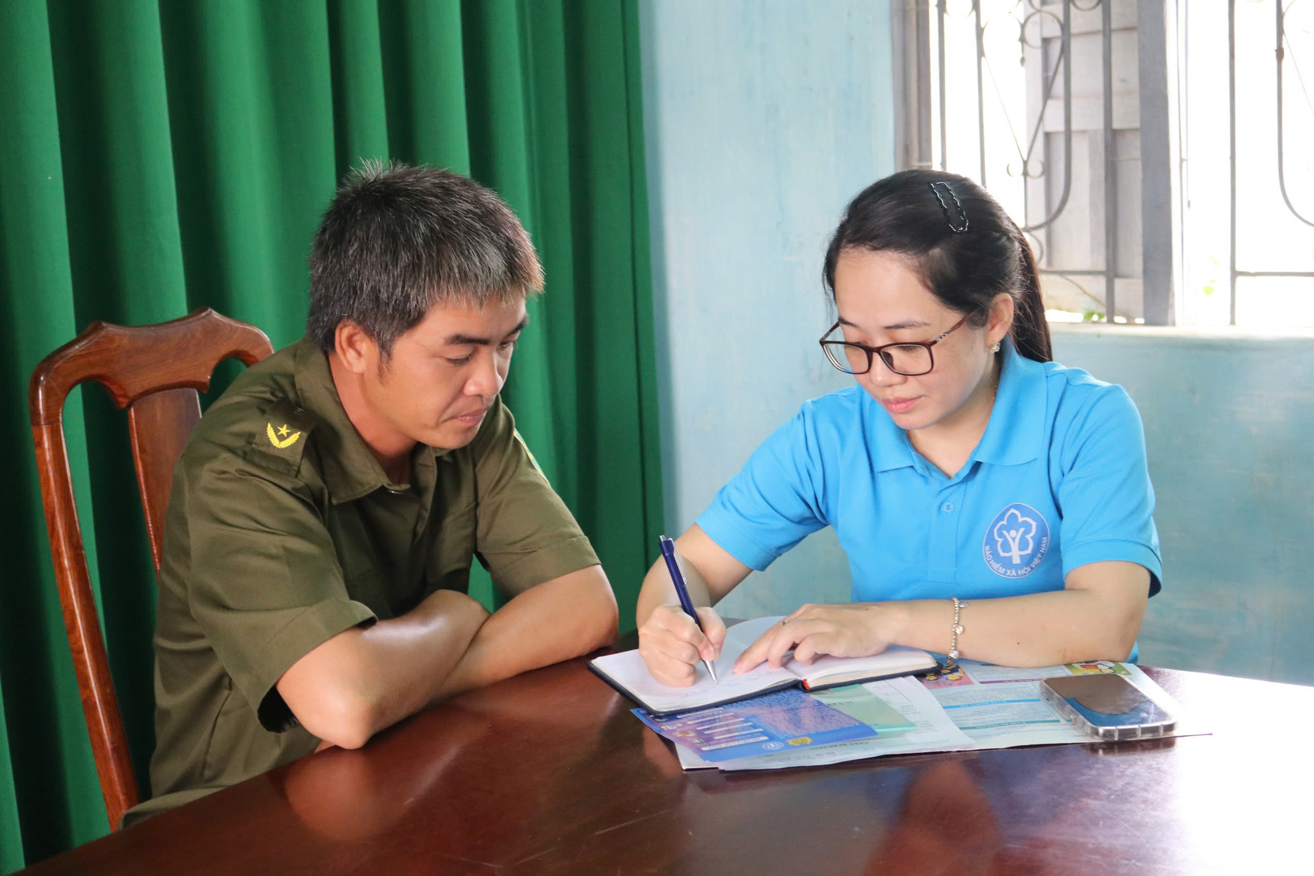 Người hưởng lương hưu, trợ cấp bảo hiểm xã hội qua tài khoản ATM cập nhật thông tin sinh trắc học và giấy tờ tuỳ thân theo quy định