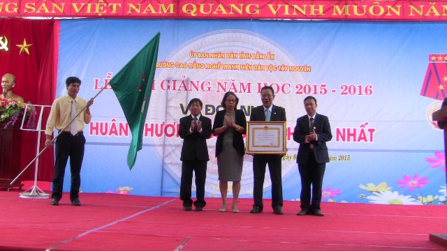Trường Cao đẳng nghề Thanh niên dân tộc Tây Nguyên đón nhận Huân chương Lao động hạng nhất.