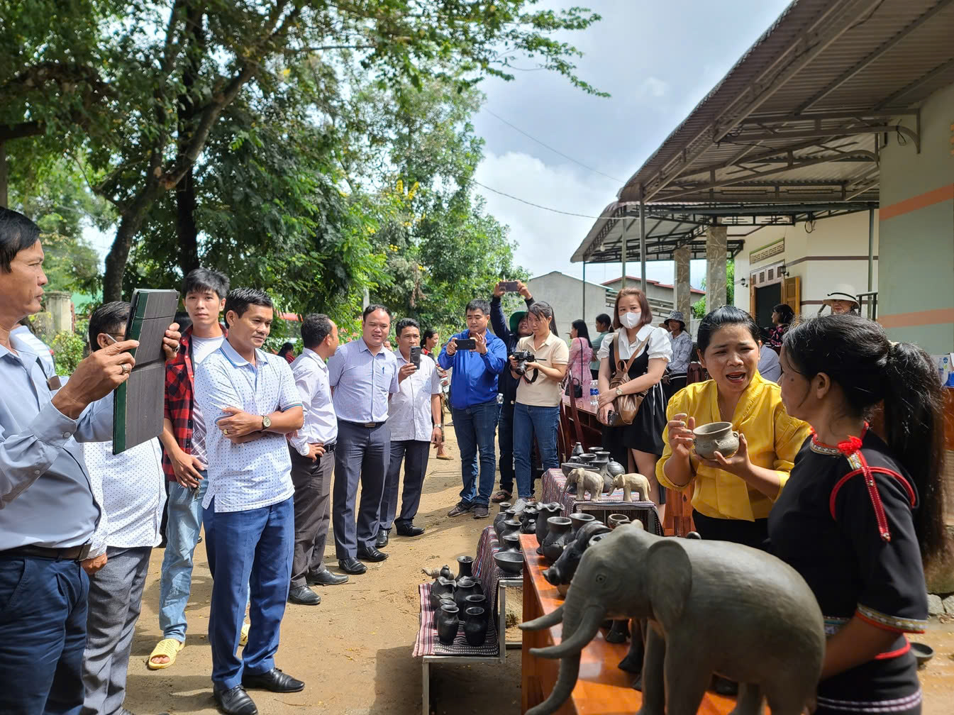 Công bố Danh mục Di sản văn hóa phi vật thể quốc gia đối với nghề làm gốm của người M’Nông xã Yang Tao, huyện Lắk