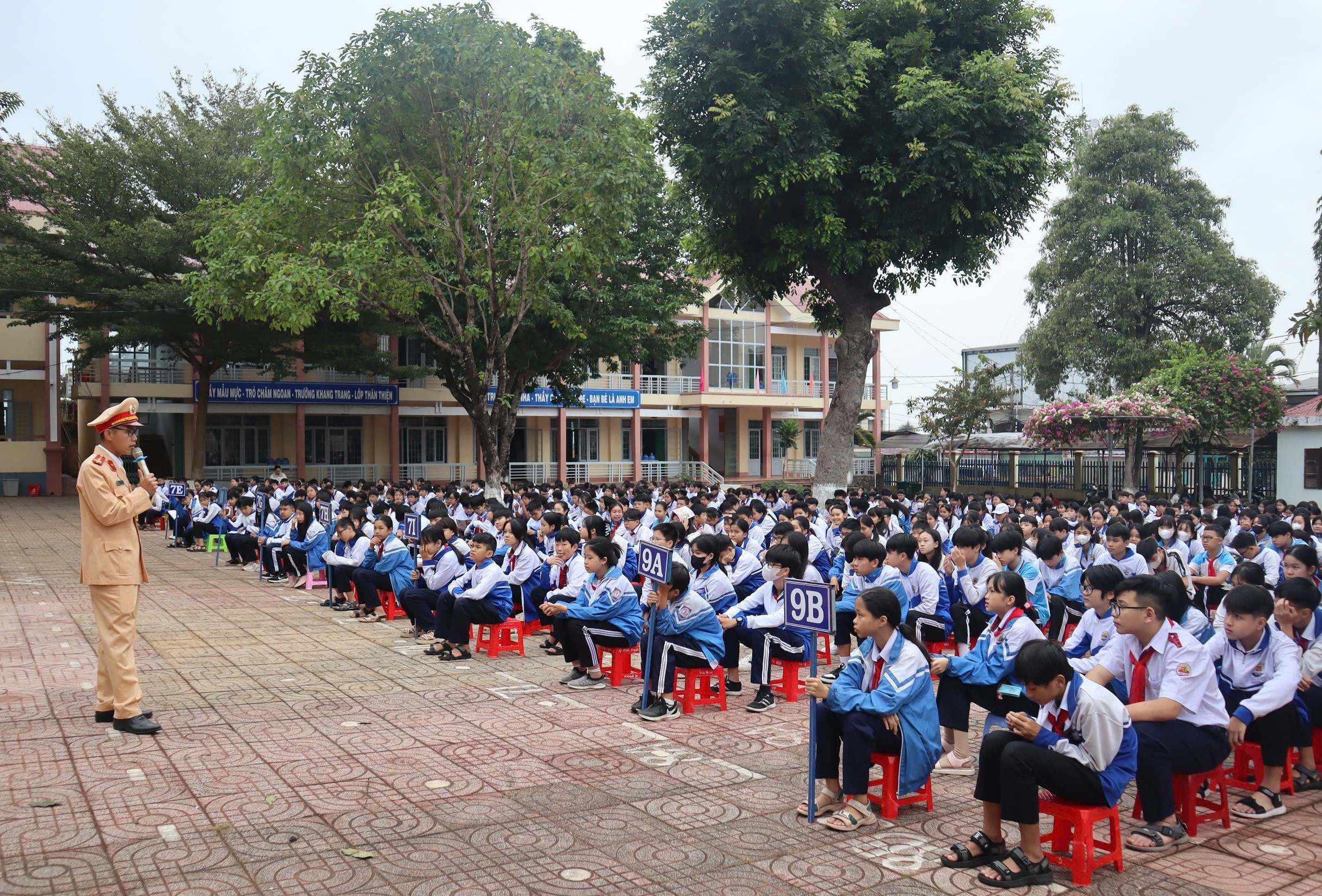 Tuyên truyền an toàn giao thông và phòng chống pháo nổ cho học sinh