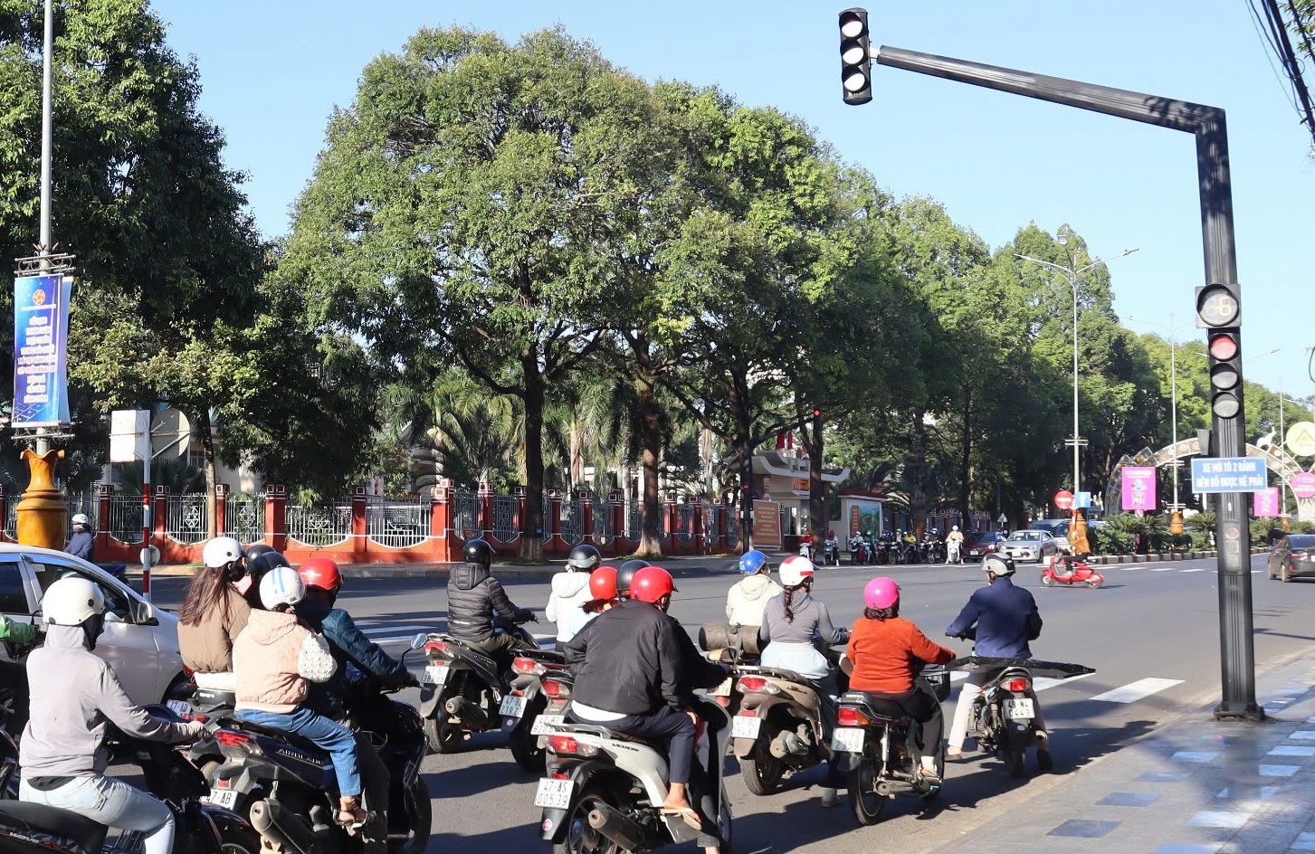 Thành phố Buôn Ma Thuột lắp đặt 145 biển chỉ dẫn “Mô tô 2 bánh đèn đỏ được rẽ phải”