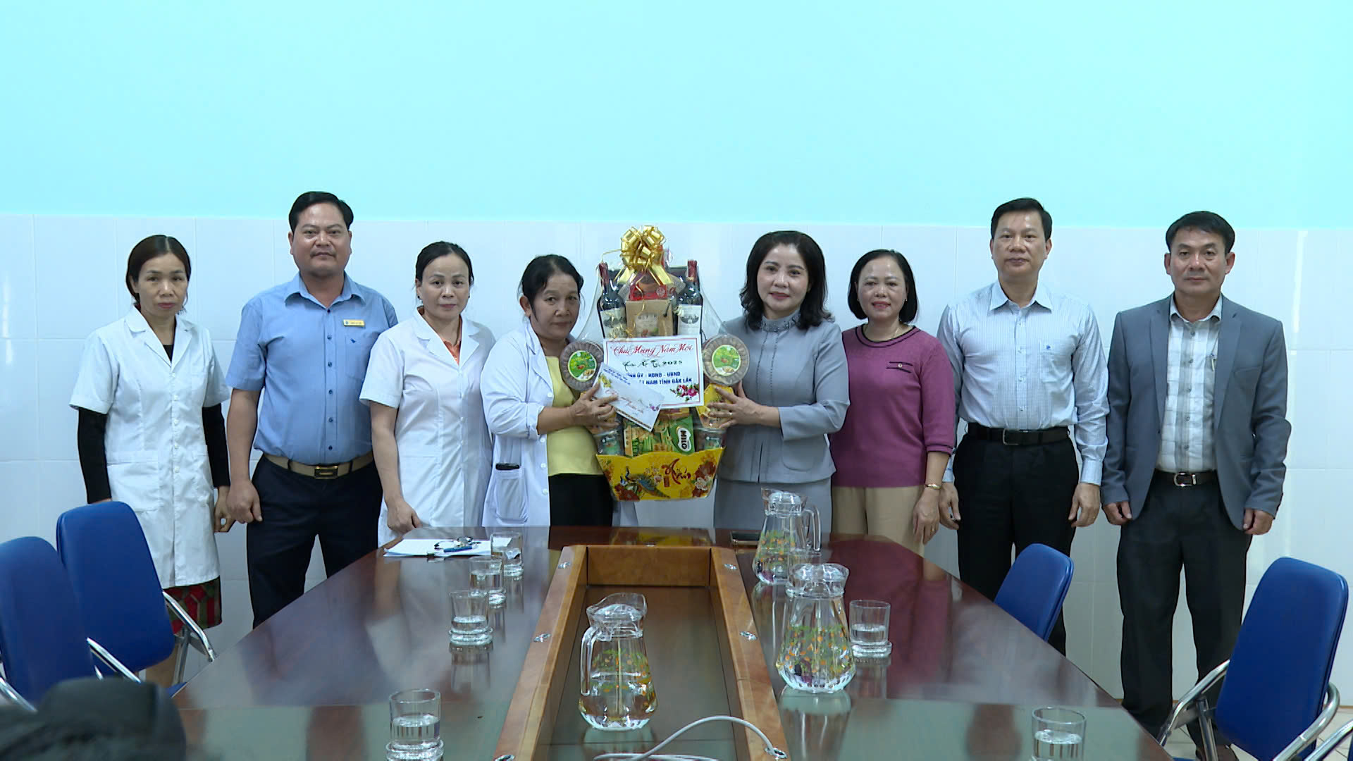 Đồng chí Nguyễn Thị Thu Nguyệt, Phó Trưởng đoàn phụ trách Đoàn đại biểu Quốc hội tỉnh chúc Tết các đơn vị