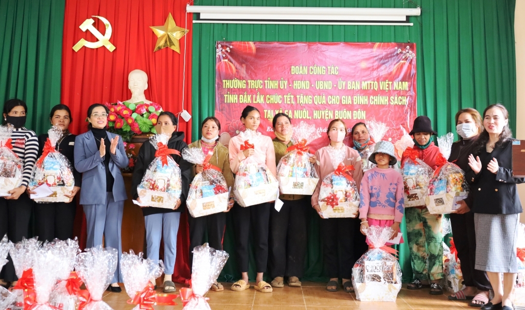 Phó Bí thư Thường trực Tỉnh uỷ, Chủ tịch HĐND tỉnh Huỳnh Thị Chiến Hòa trao 100 suất quà Tết cho hộ nghèo huyện Buôn Đôn