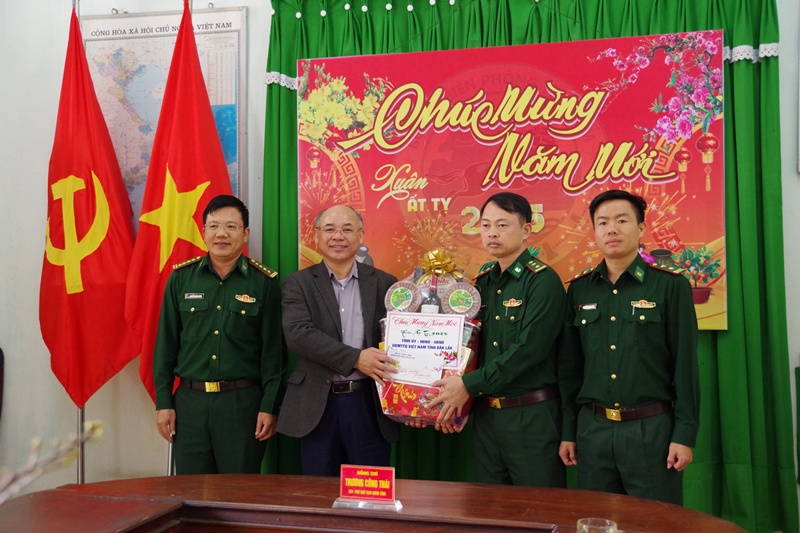 Đồng chí Trương Công Thái, Phó Chủ tịch UBND tỉnh thăm và chúc Tết các Đồn Biên phòng