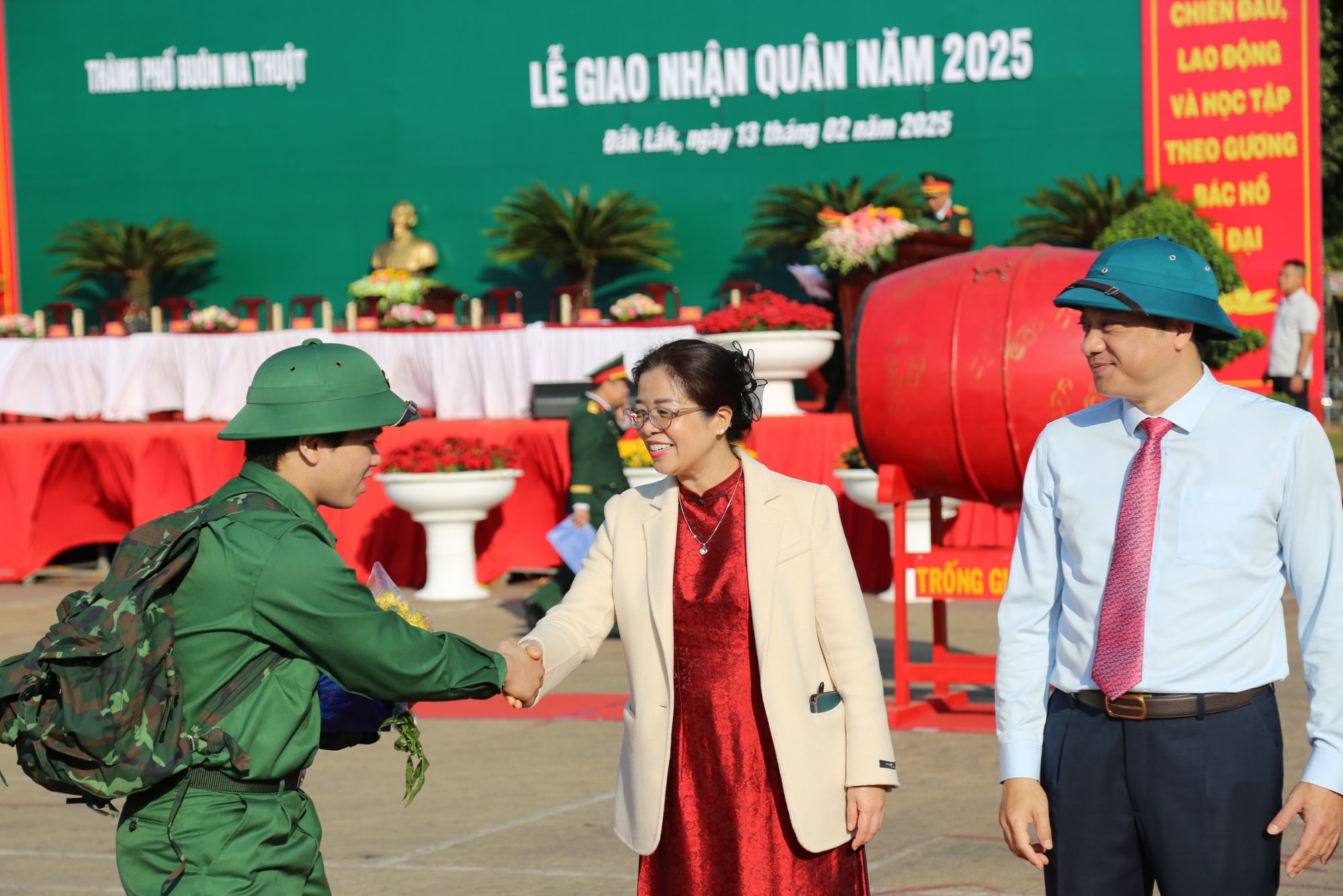 Thanh niên TP. Buôn Ma Thuột hăng hái lên đường nhập ngũ