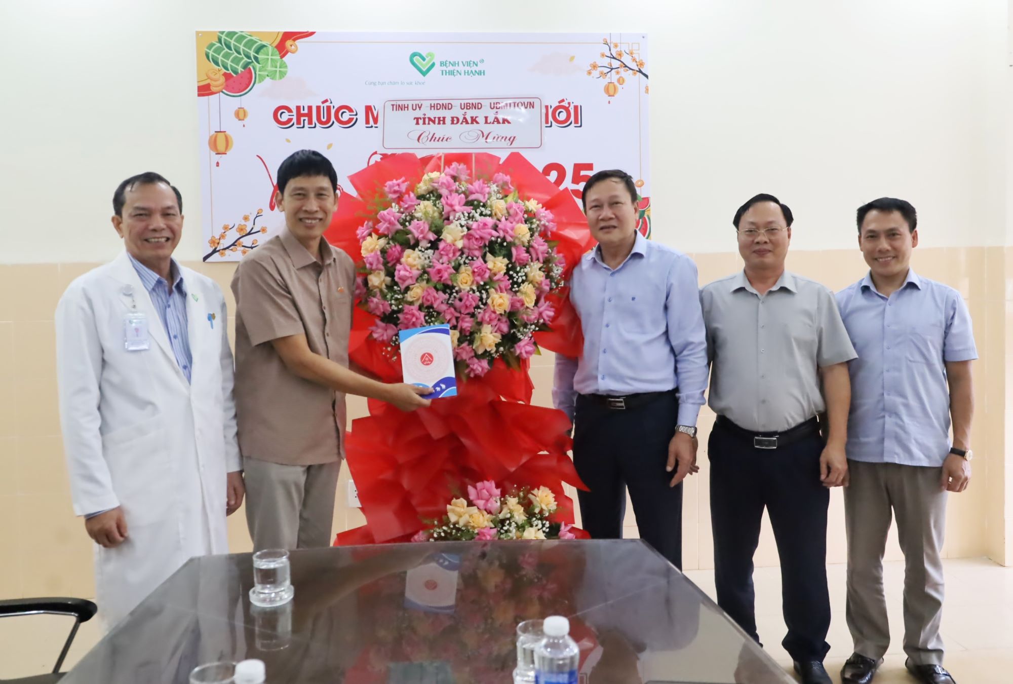 Phó Chủ tịch Thường trực HĐND tỉnh Trần Phú Hùng thăm, chúc mừng các cơ sở y tế nhân Ngày Thầy thuốc Việt Nam