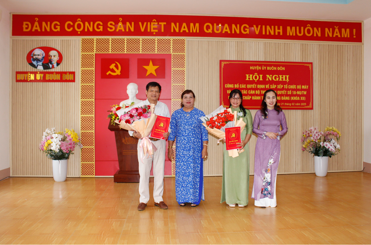 Huyện uỷ Buôn Đôn công bố các quyết định về tổ chức bộ máy, cán bộ