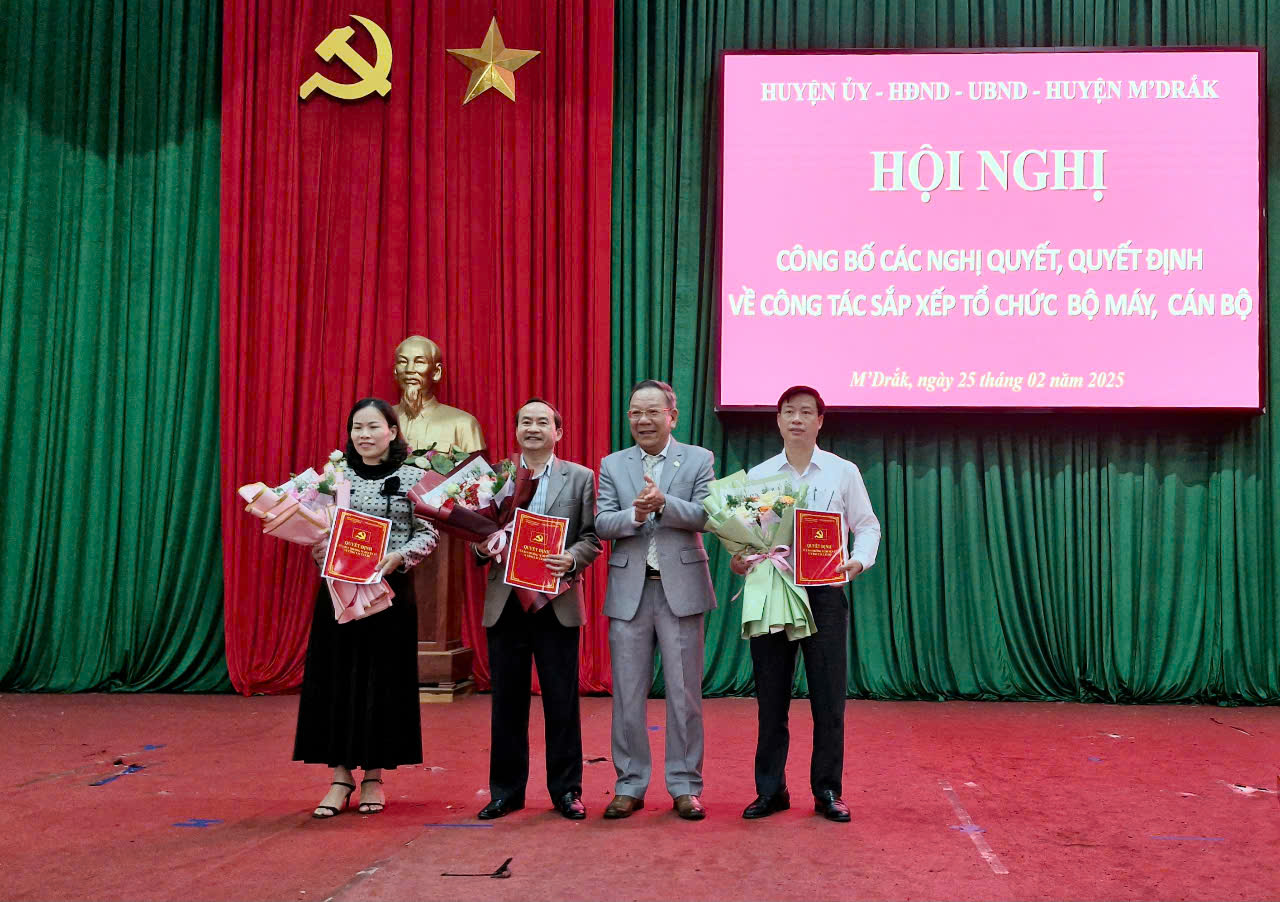 Huyện M’Drắk công bố các quyết định về công tác cán bộ