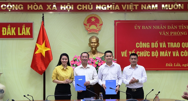 Văn phòng UBND tỉnh trao Quyết định về tổ chức bộ máy và công tác cán bộ