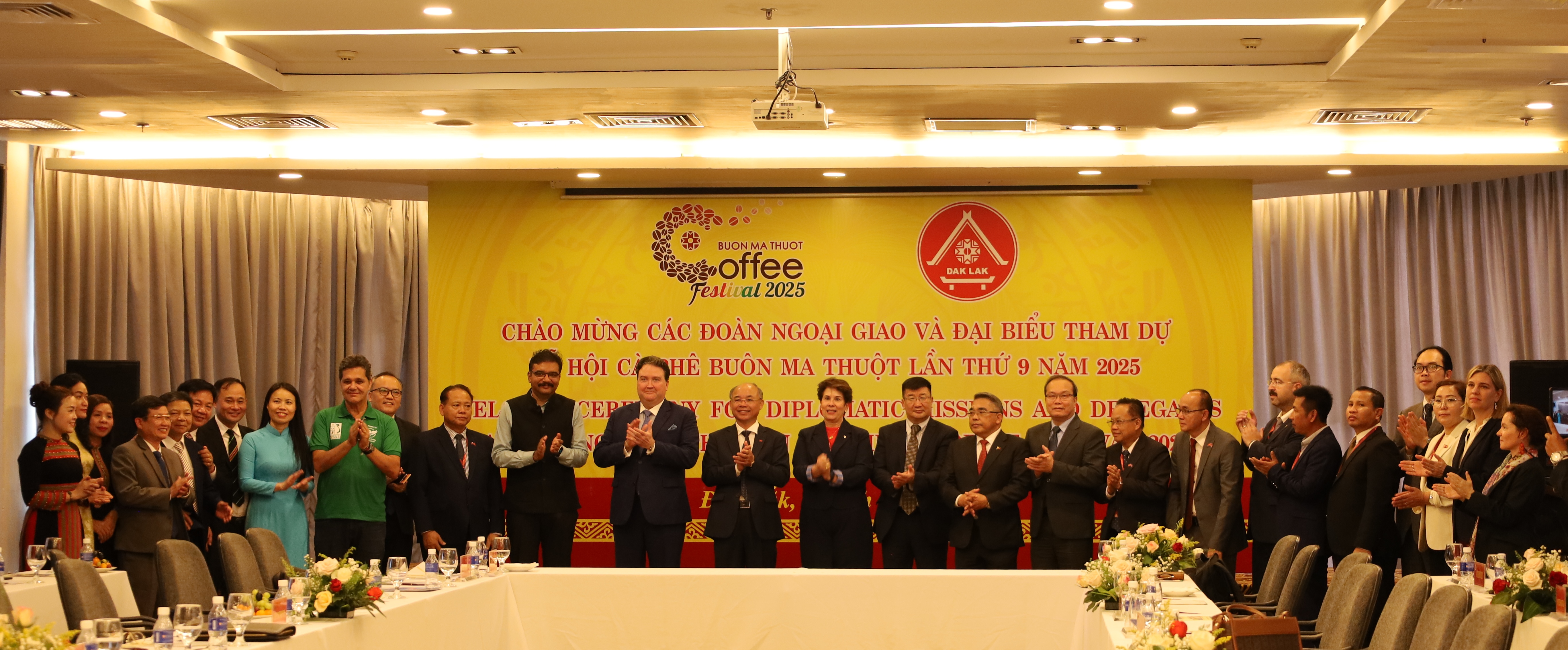 UBND tỉnh chào xã giao các đoàn khách quốc tế tham dự Lễ hội Cà phê Buôn Ma Thuột lần thứ 9 năm 2025