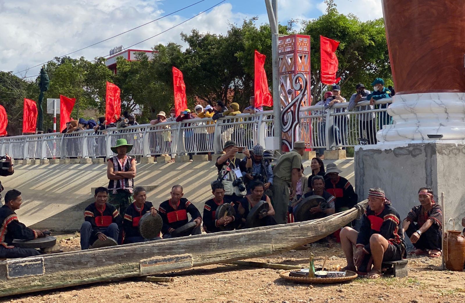 Lễ cúng hạ thủy thuyền tại hồ Lắk