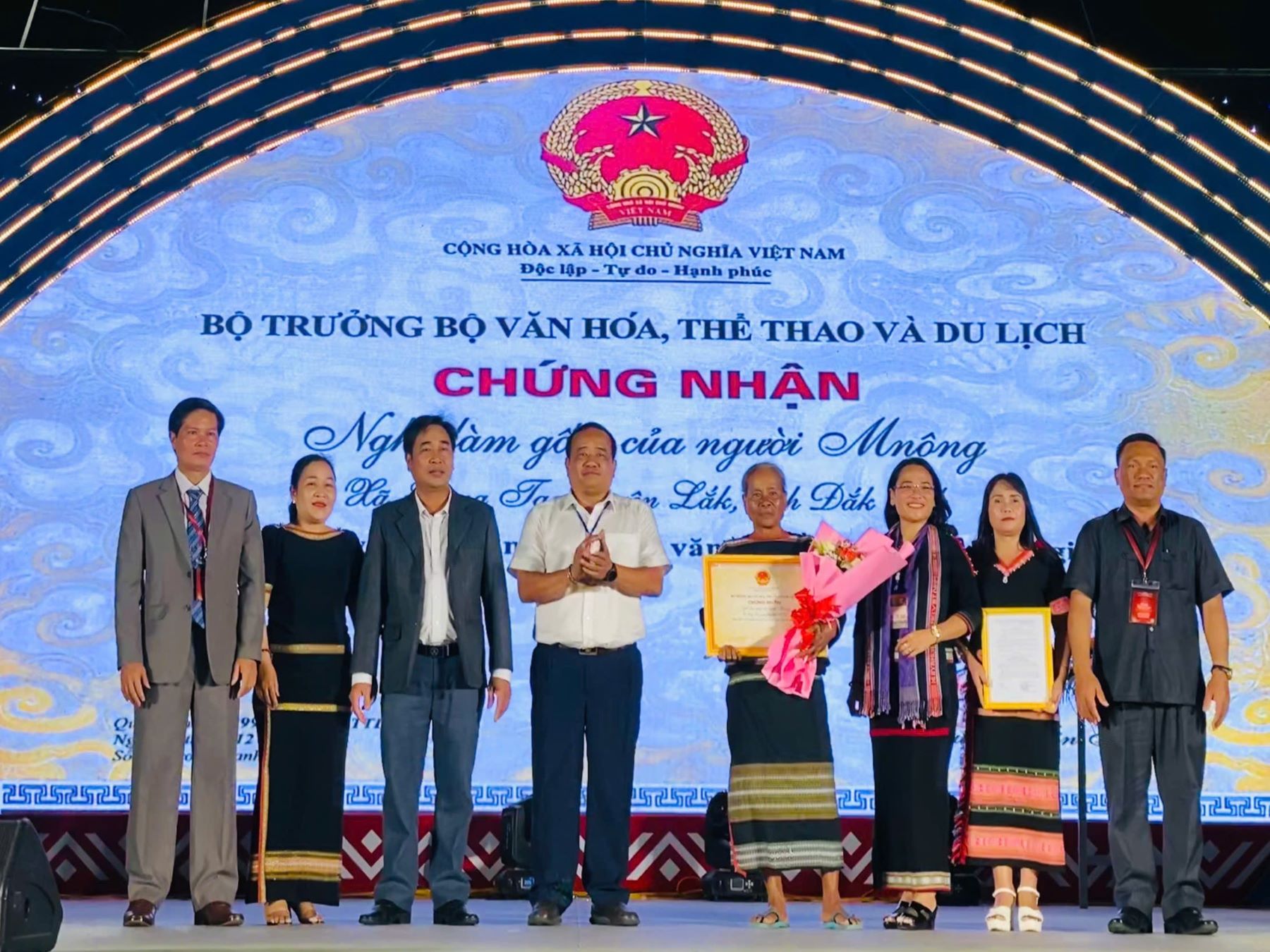 Công bố di sản văn hoá phi vật thể quốc gia nghề làm gốm của người M’nông, xã Yang Tao