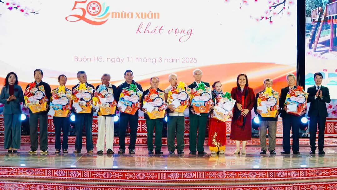 Thị xã Buôn Hồ tổ chức Chương trình nghệ thuật “50 mùa xuân khát vọng”