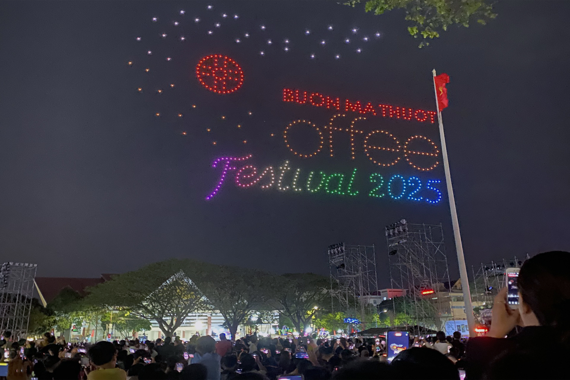 Lễ hội Ánh sáng “Thế giới cà phê – Bừng sáng Ban Mê”