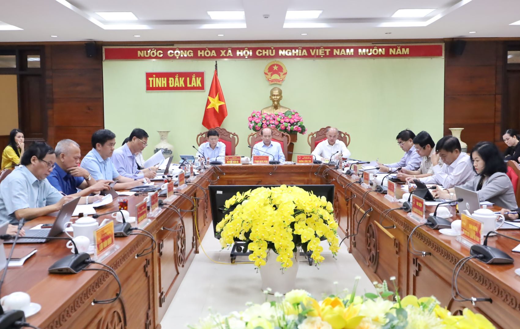 Thành viên UBND tỉnh Đắk Lắk góp ý, thông qua các nội dung quan trọng