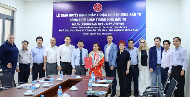 Đắk Lắk trao Quyết định chấp thuận chủ trương đầu tư Dự án Trung tâm Dệt – May Veston duy nhất tại Đông Nam Á