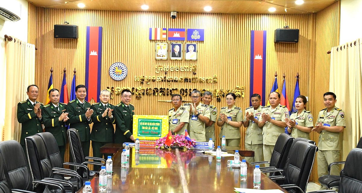 Bộ đội Biên phòng tỉnh Đắk Lắk thăm và chúc Tết lực lượng vũ trang tỉnh Mondulkiri