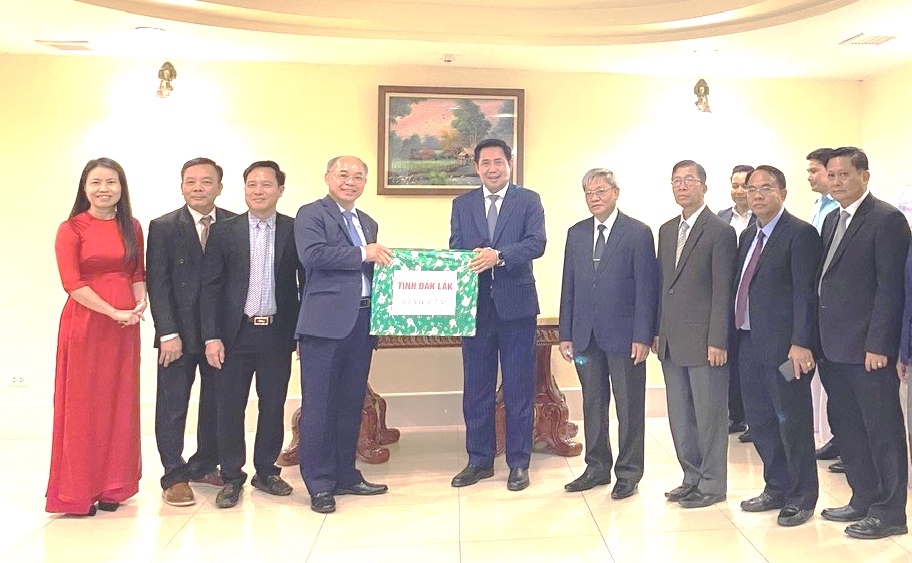 Đoàn công tác UBND tỉnh Đắk Lắk thăm và chúc Tết chính quyền tỉnh Champasak và Tổng Lãnh sự quán Việt Nam tại Paske