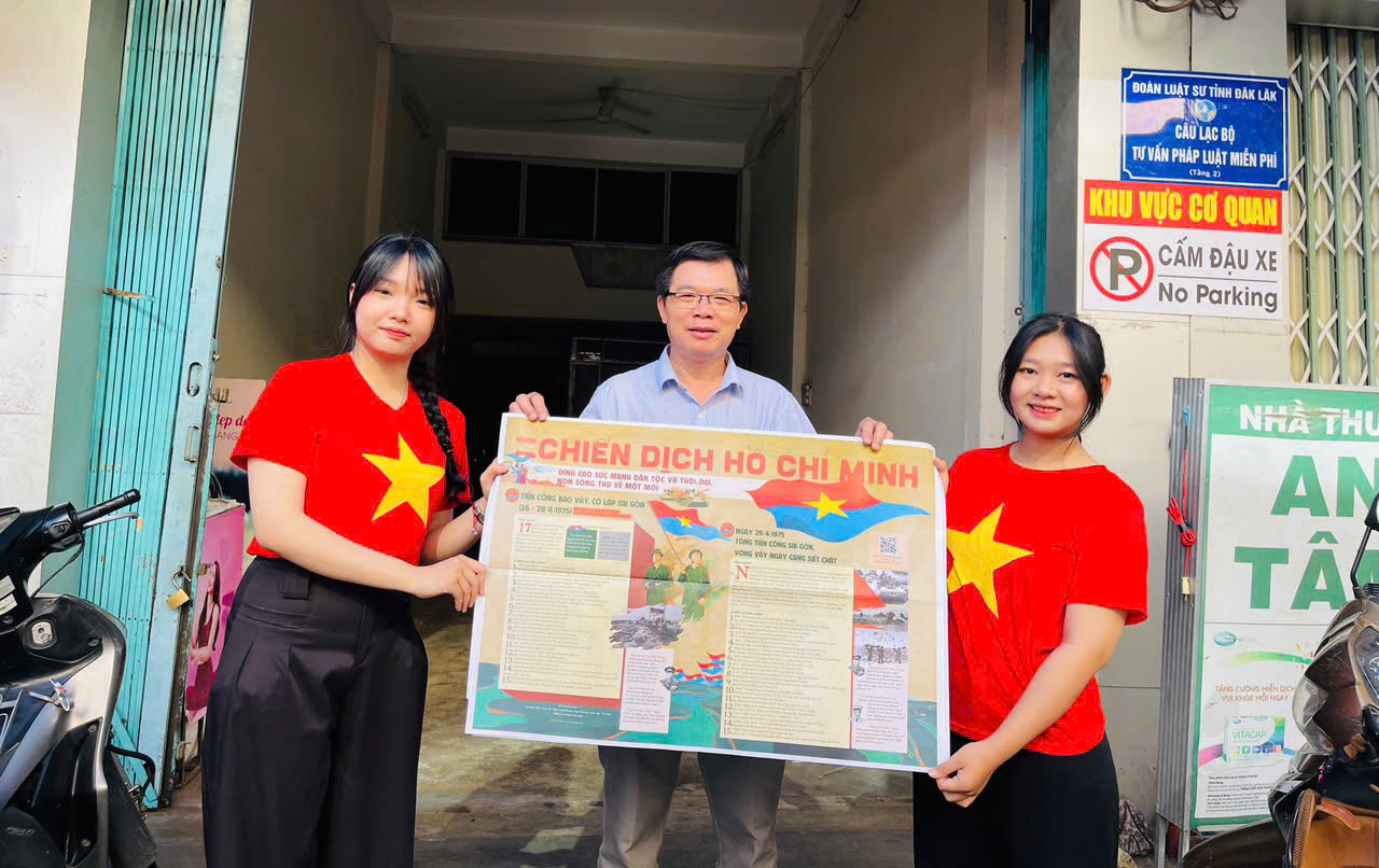 Báo Nhân Dân tặng 1.500 phụ san đặc biệt kỷ niệm 50 năm Ngày giải phóng miền Nam cho bạn đọc tại Đắk Lắk