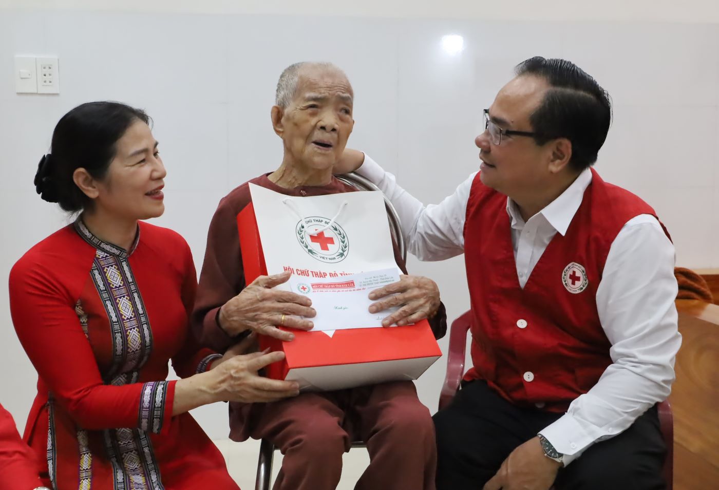 Phó Chủ tịch Trung ương Hội Chữ Thập đỏ Việt Nam Vũ Thanh Lưu thăm và tặng quà Mẹ Việt Nam Anh hùng