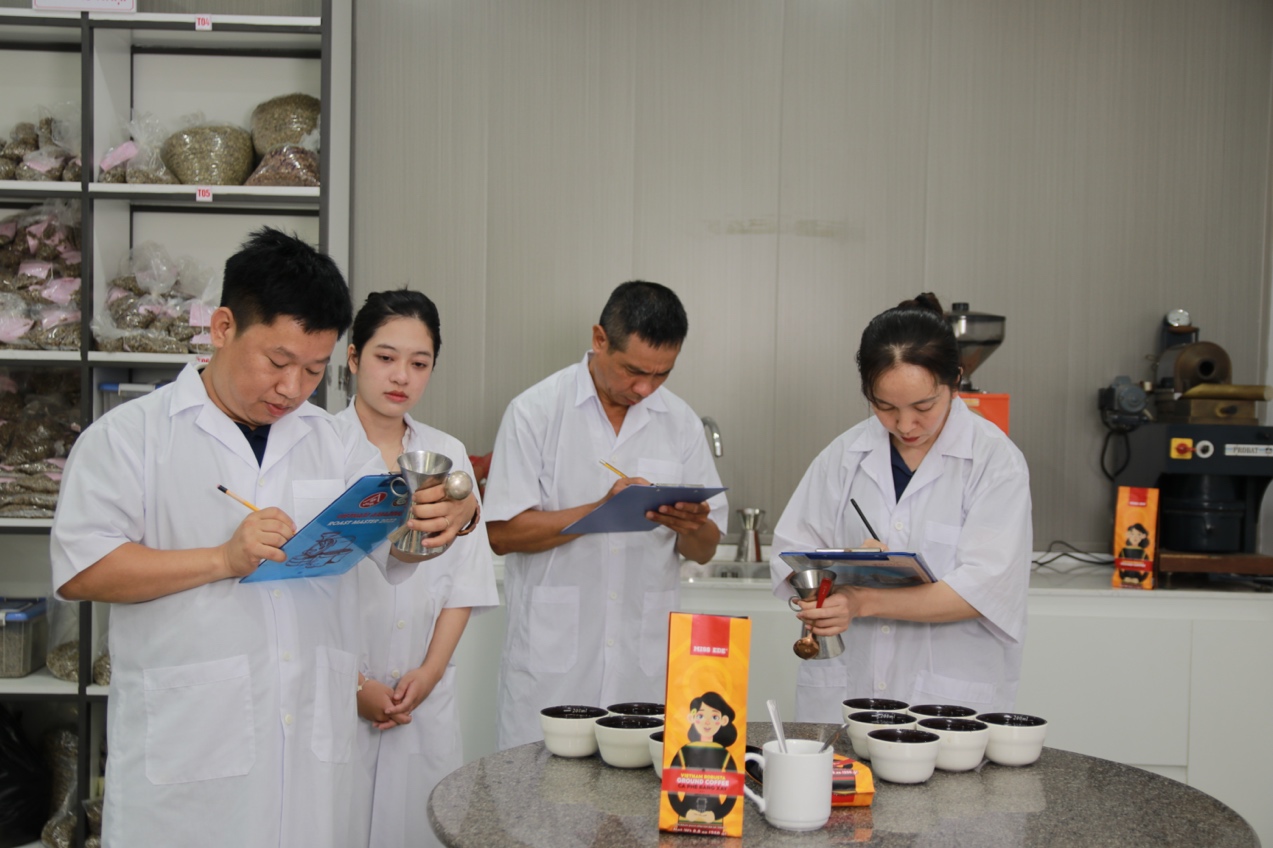 Doanh nghiệp Đắk Lắk hoàn tất lô hàng 3.600 gói cà phê Việt Nam xuất khẩu sang Hàn Quốc