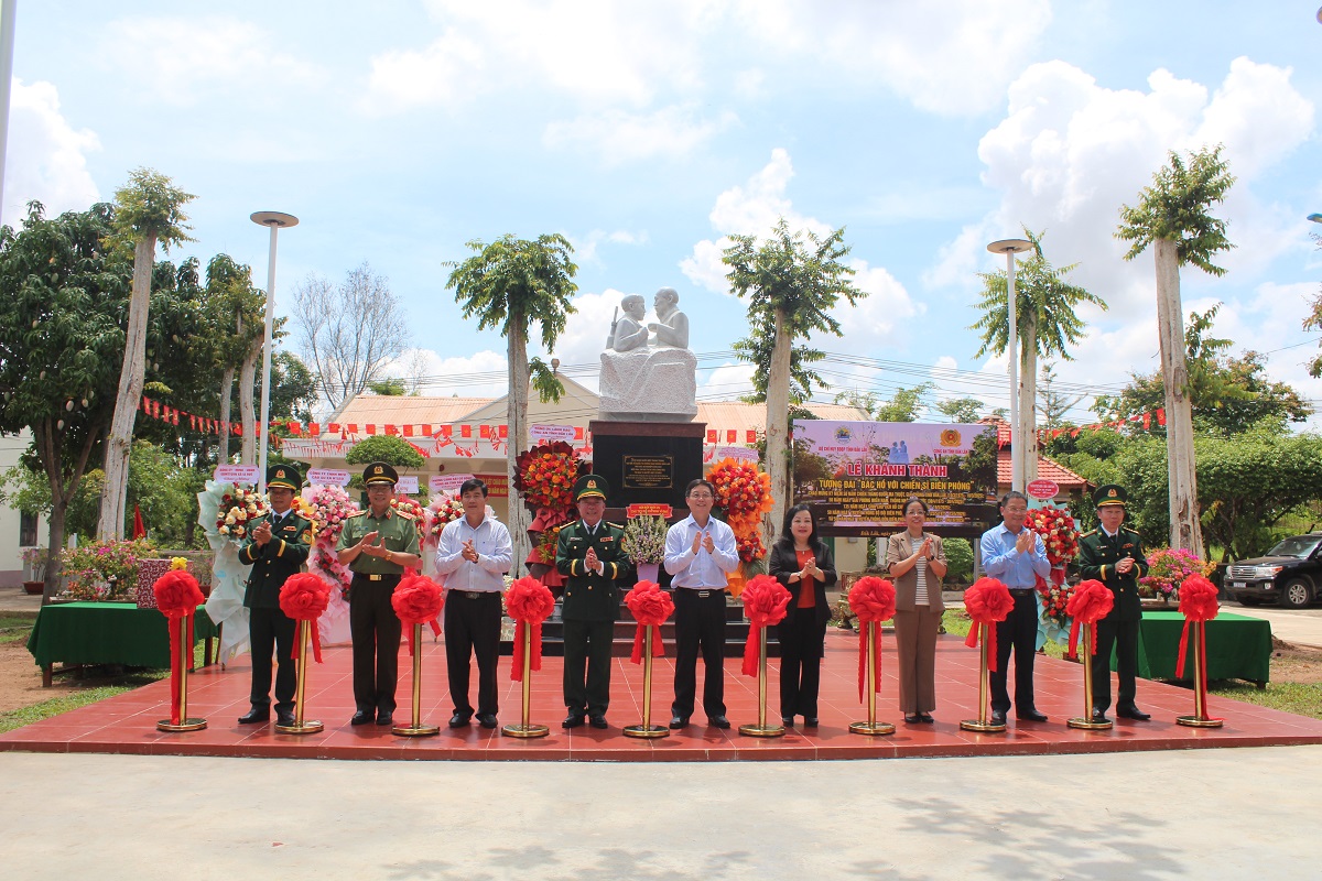 Lãnh đạo hai tỉnh Đắk Lắk và Phú Yên dự lễ khánh thành tượng đài “Bác Hồ với chiến sĩ Biên phòng”