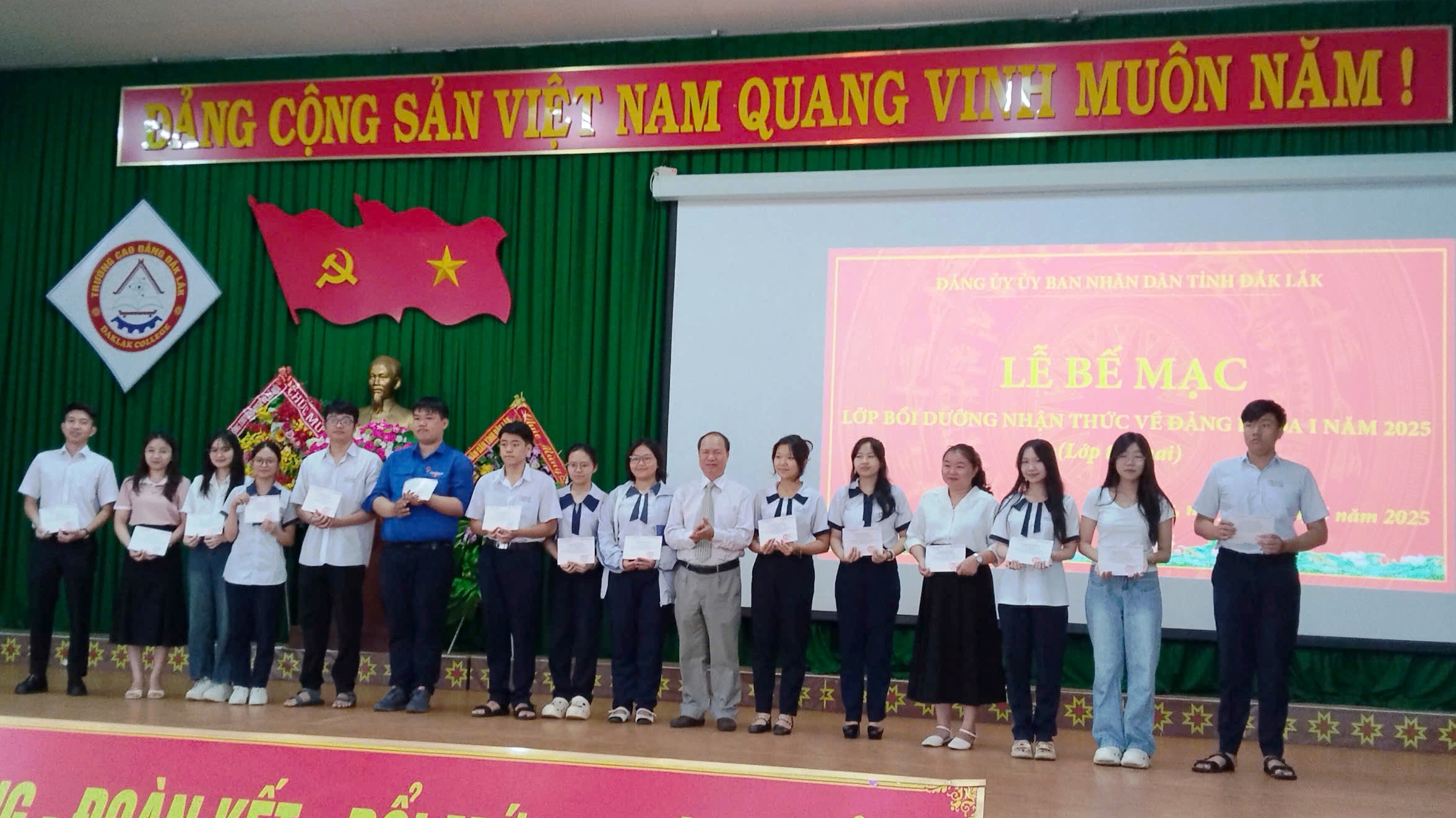 Bế mạc lớp bồi dưỡng nhận thức về Đảng