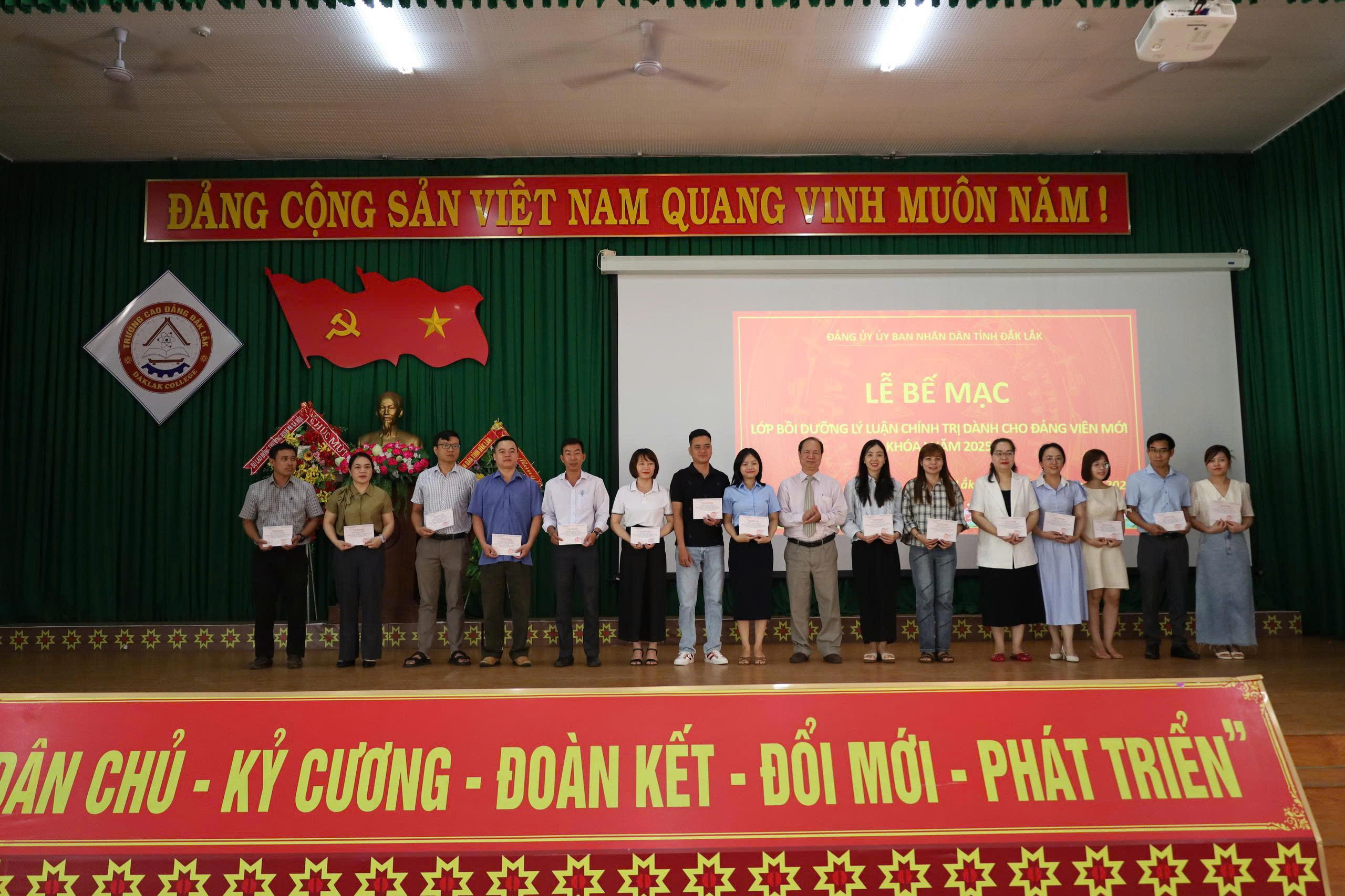 Bế mạc Lớp bồi dưỡng lý luận chính trị cho Đảng viên mới khóa I năm 2025