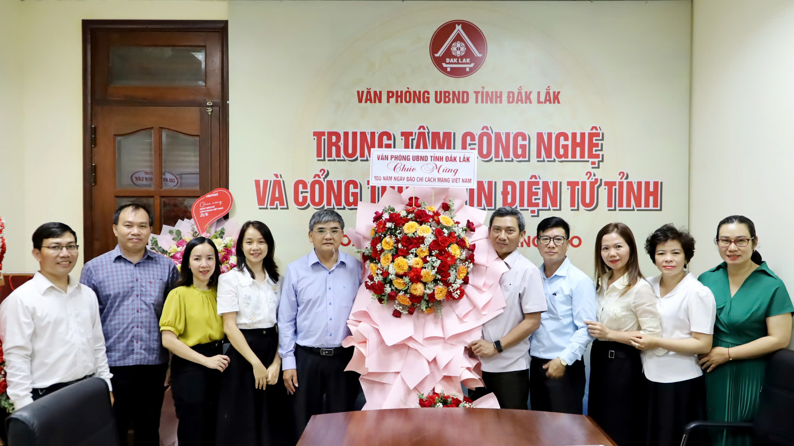 Lãnh đạo các đơn vị chúc mừng Cổng Thông tin điện tử tỉnh Đắk Lắk nhân ngày Báo chí cách mạng Việt Nam 21/6