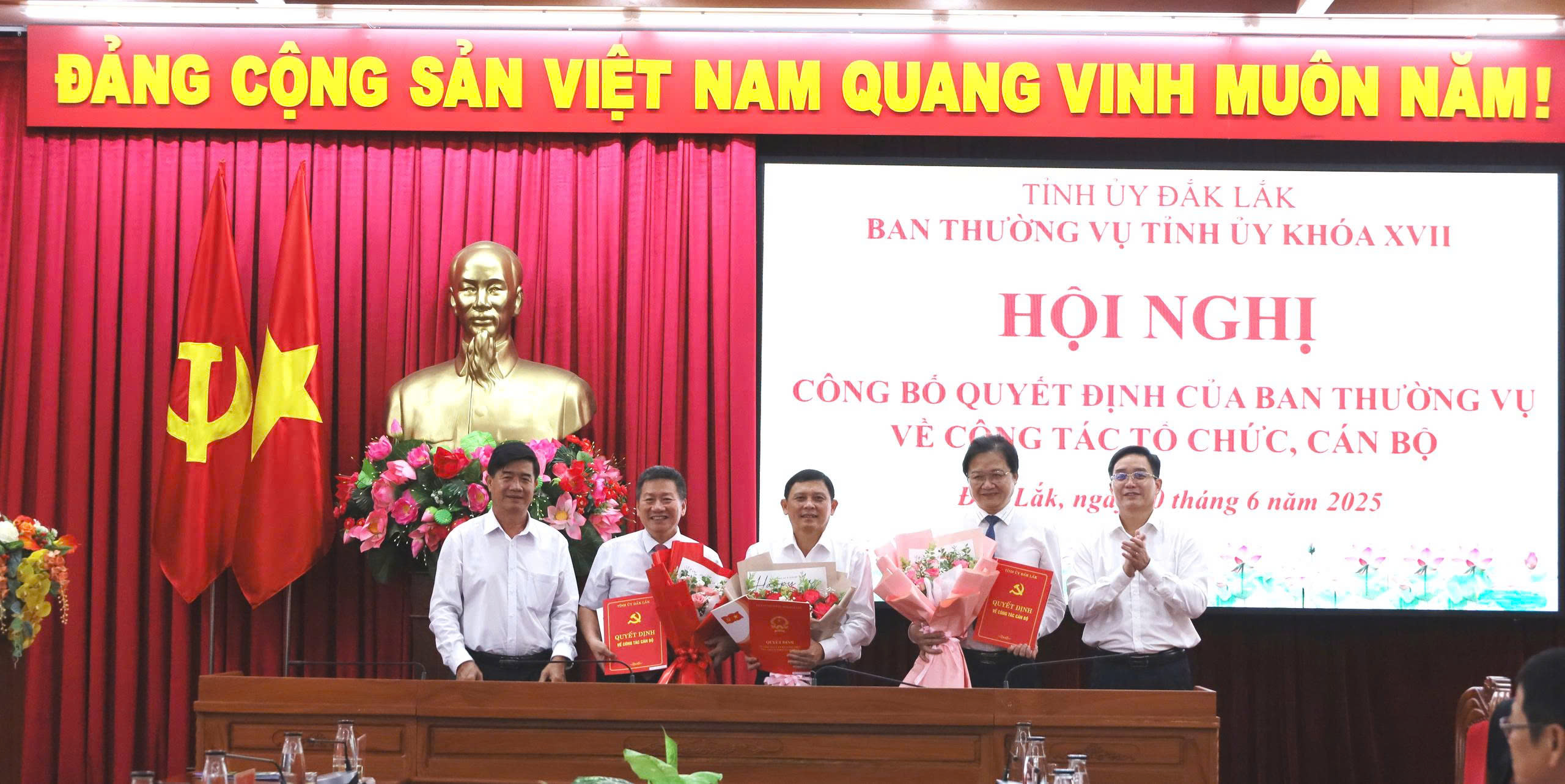 Tỉnh ủy Đắk Lắk công bố các quyết định nghỉ hưu trước tuổi cho 14 cán bộ