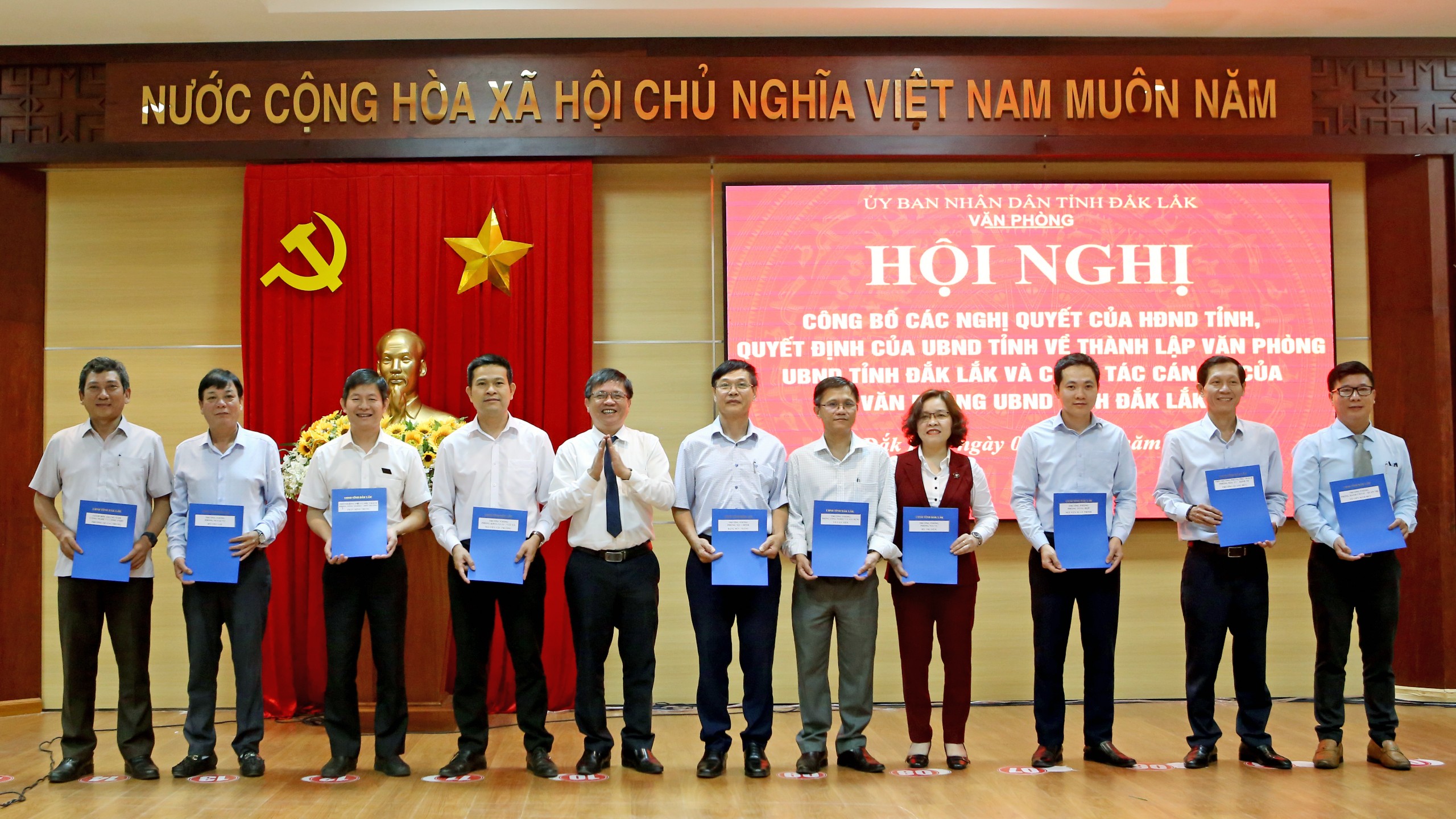 Công bố các Nghị quyết, Quyết định về tổ chức bộ máy và nhân sự của Văn phòng UBND tỉnh Đắk Lắk