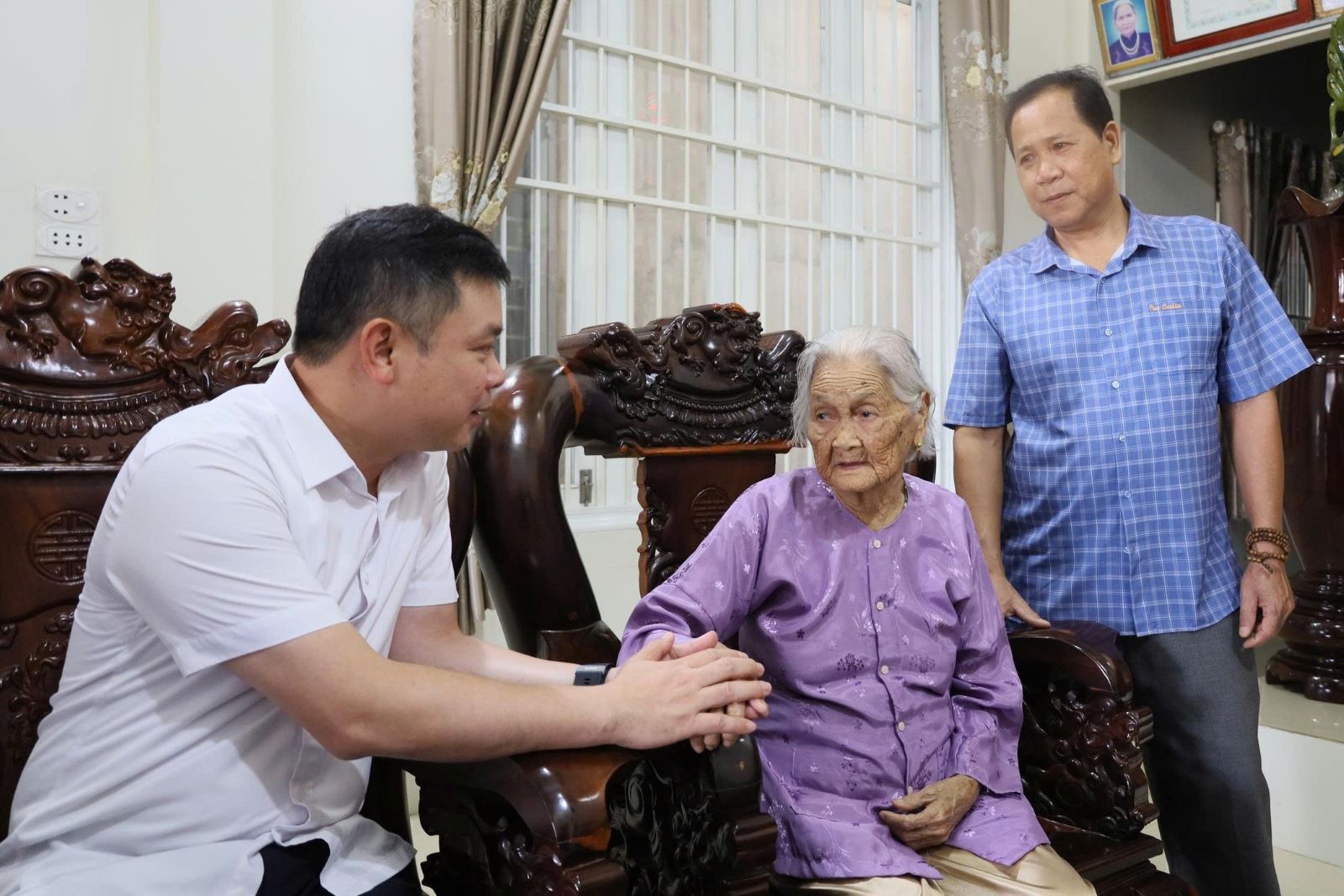 Phó Bí thư Tỉnh ủy Đắk Lắk Đỗ Hữu Huy thăm, tặng quà các Mẹ Việt Nam Anh hùng