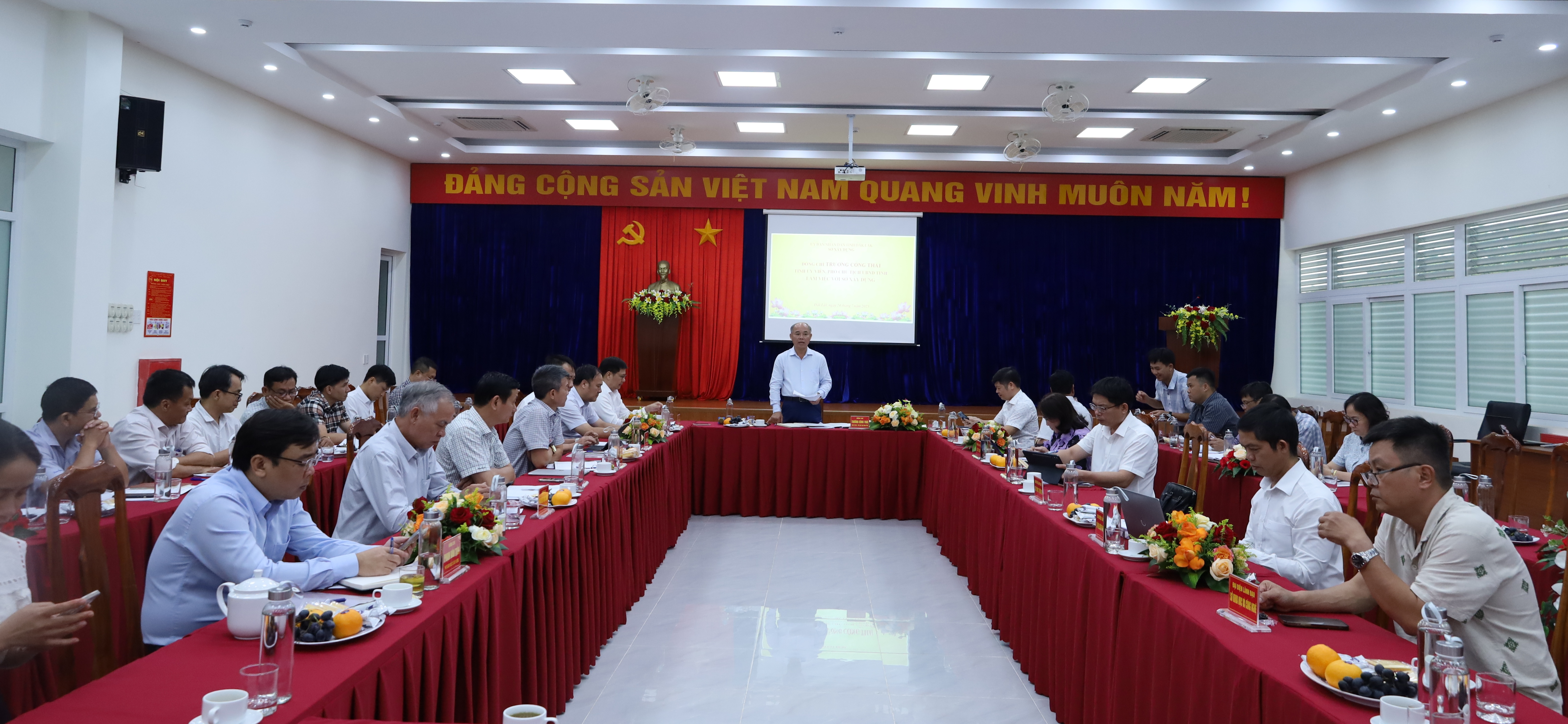 Phó Chủ tịch UBND tỉnh Trương Công Thái làm việc với Sở Xây dựng