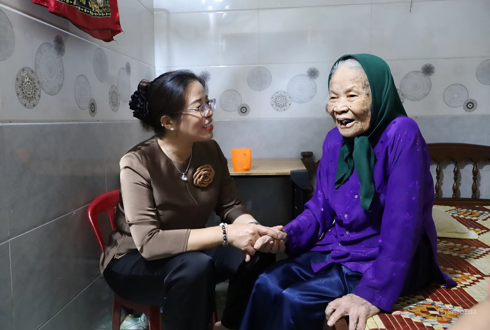 Phó Bí thư Tỉnh ủy Đắk Lắk Huỳnh Thị Chiến Hòa thăm, tặng quà gia đình chính sách, người có công