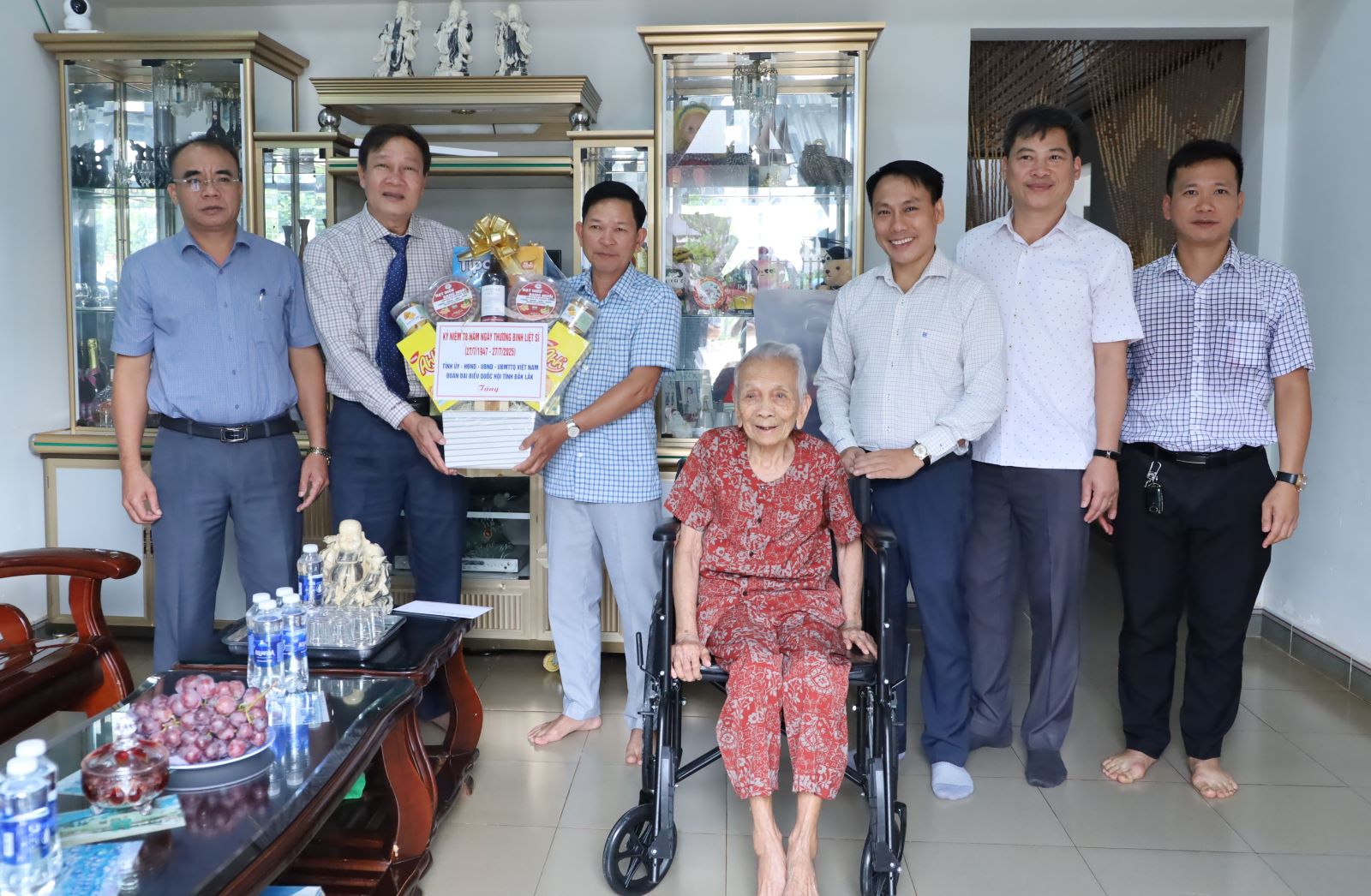 Phó Chủ tịch Thường trực HĐND tỉnh Đắk Lắk Trần Phú Hùng thăm, tặng quà gia đình chính sách, người có công