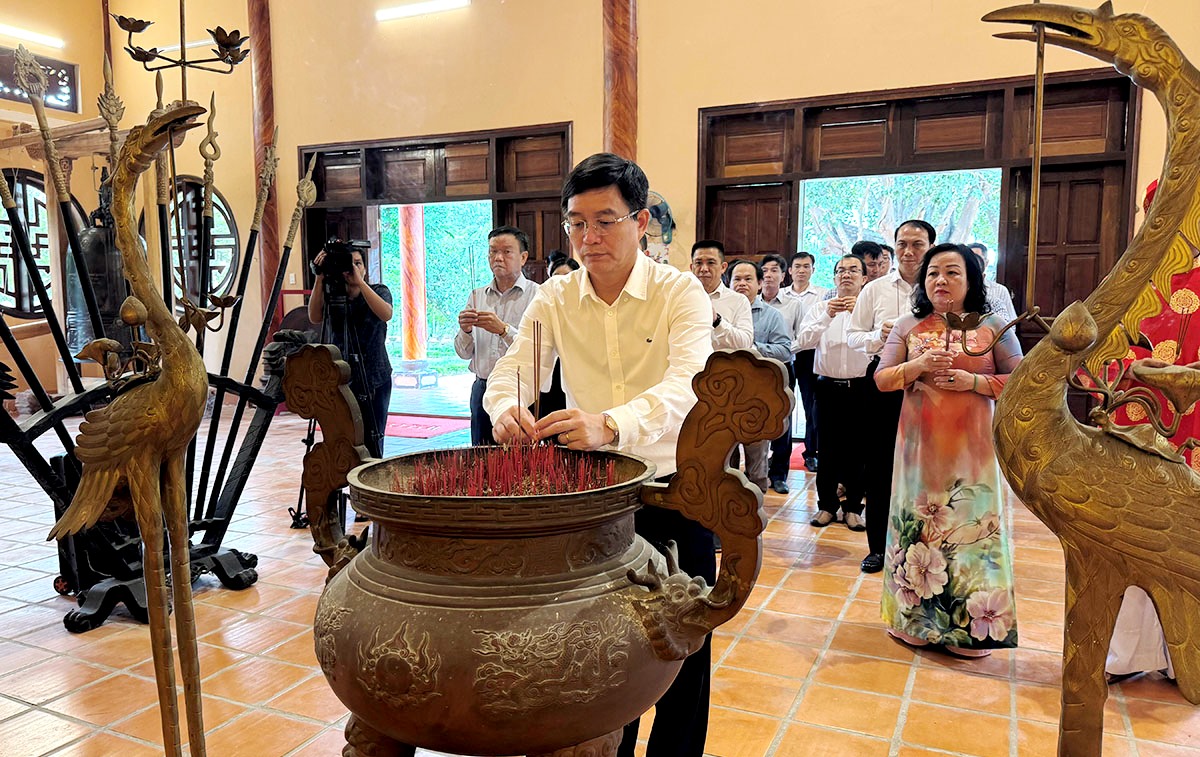 Lãnh đạo tỉnh Đắk Lắk dâng hương tưởng niệm Đền thờ Lương Văn Chánh