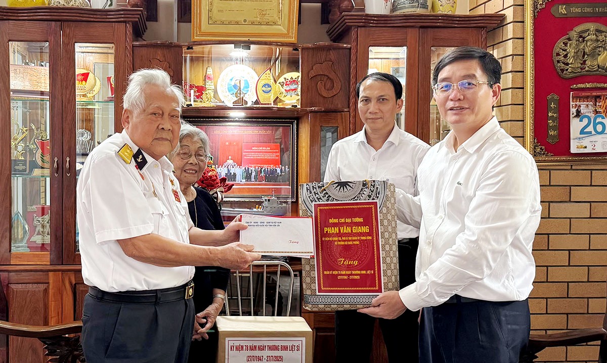 Bí thư Tỉnh ủy Nguyễn Đình Trung thăm, trao quà của Bộ trưởng Bộ Quốc phòng gửi tặng gia đình chính sách, người có công