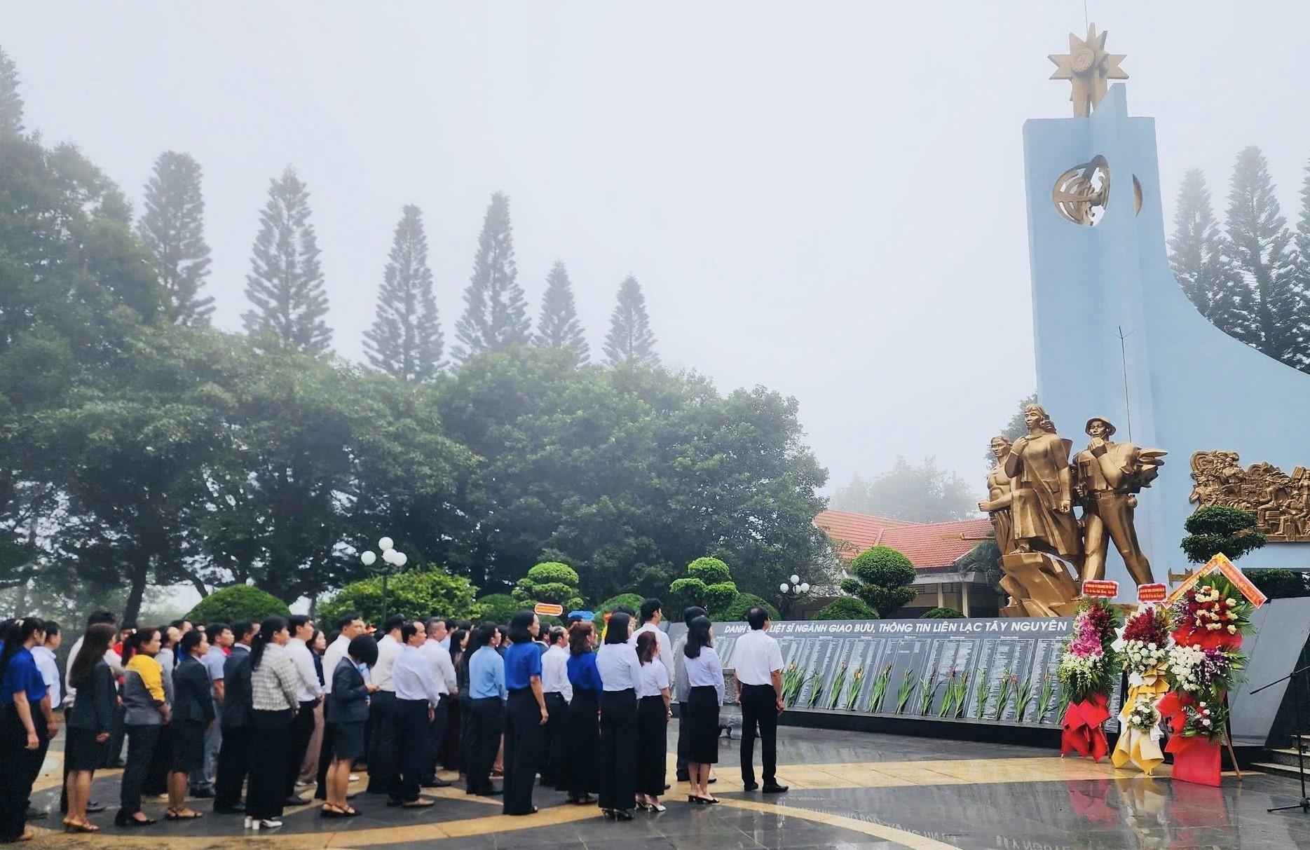 Lễ viếng Đài tưởng niệm các liệt sĩ Giao bưu – Thông tin liên lạc Tây Nguyên