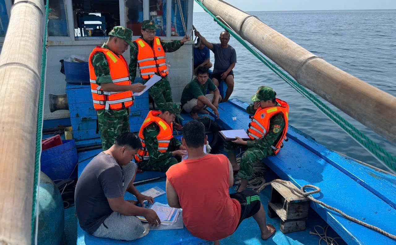 Kịp thời cứu hộ tàu cá và ngư dân gặp nạn trên vùng biển xã Ô Loan