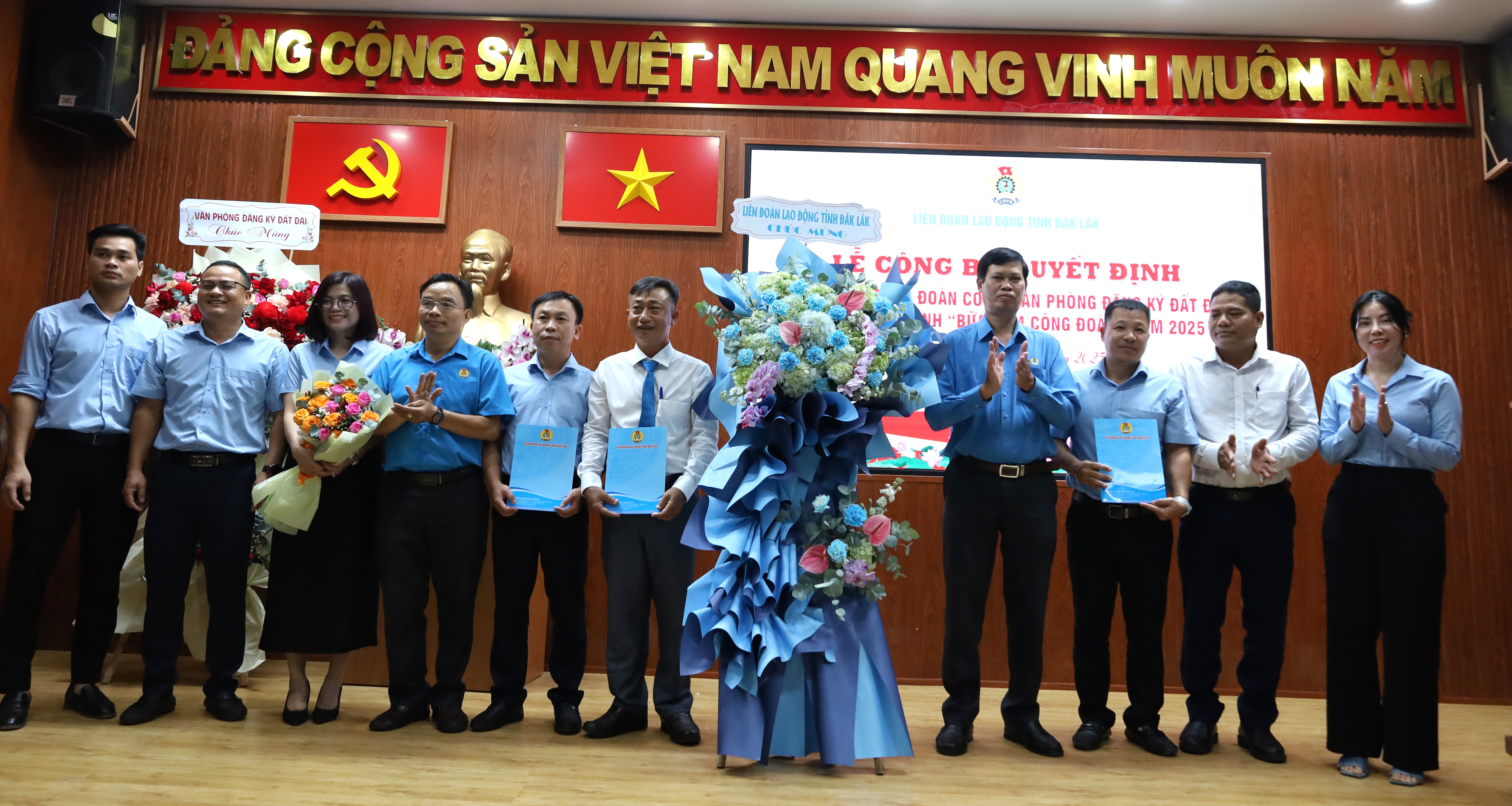 Công bố Quyết định thành lập Công đoàn cơ sở Văn phòng Đăng ký đất đai và chương trình "Bữa cơm công đoàn” năm 2025